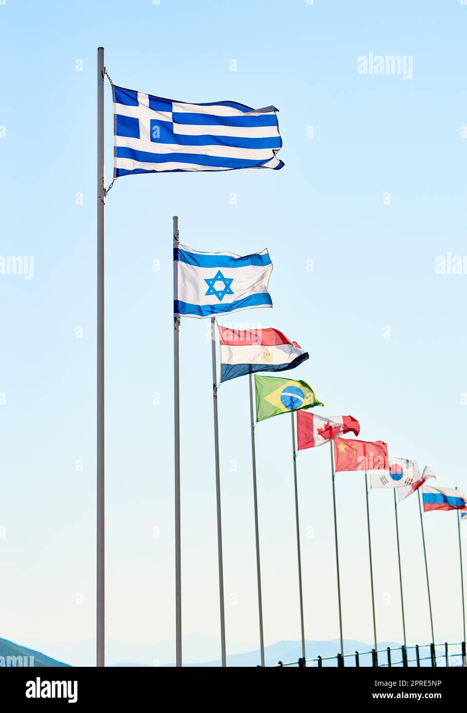 Vereinte Nationalitäten. Eine Vielzahl von verschiedenen Arten von Landesflaggen, die tagsüber nebeneinander stehen. Stockfoto