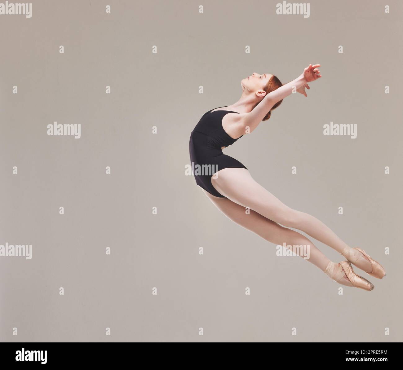 Balletttänzer tanzen, trainieren und künstlerisch in die Luft springen mit Flexibilität, Fitness und Leistung. Gesunde, bewegliche und talentierte Ballerina-Übungen für eine klassische Show im Studio Stockfoto
