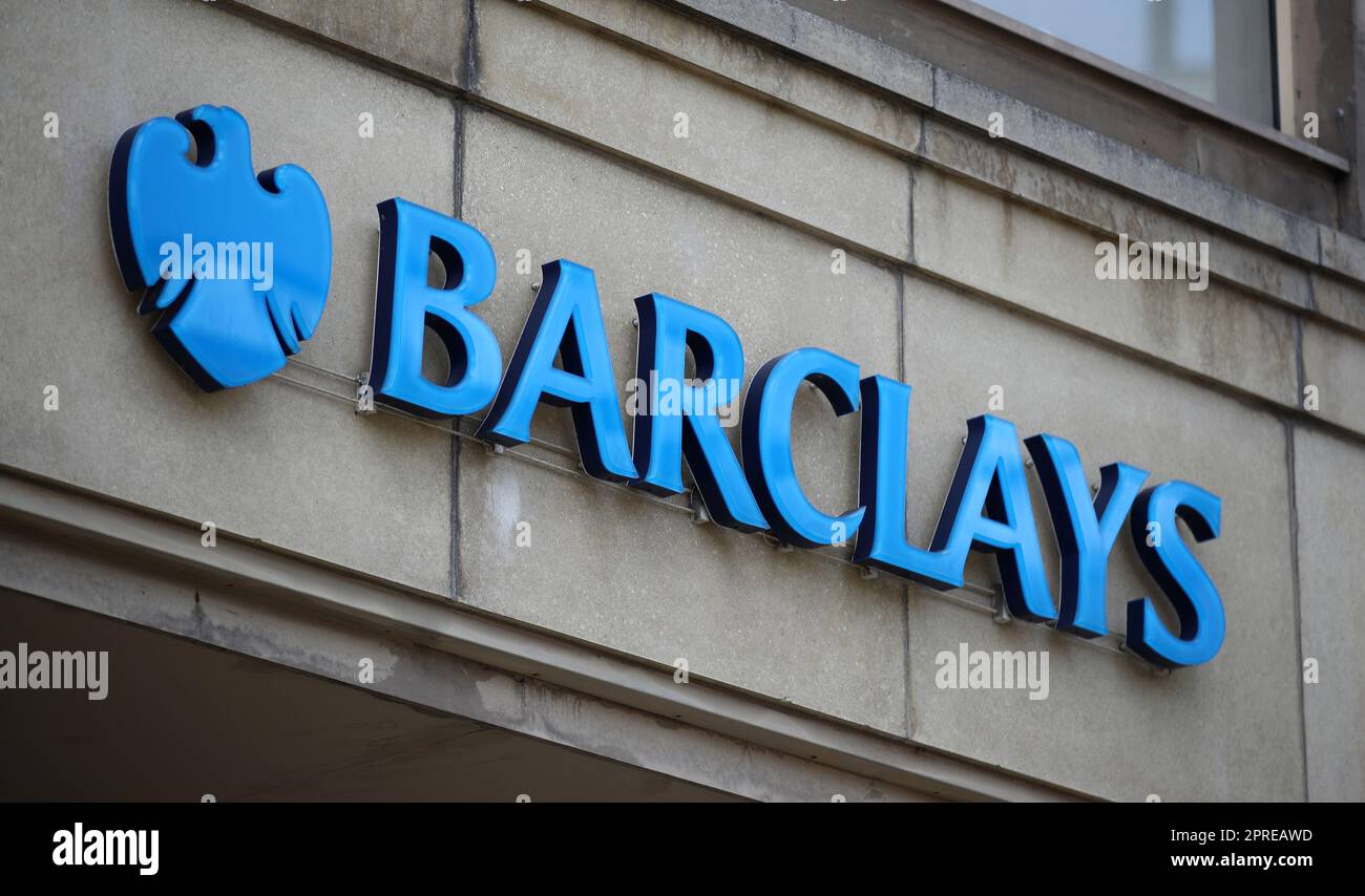 Aktenfoto vom 19. September 09/2020 einer Barclays Bank in Sheffield, South Yorkshire. Der Bankriese Barclays meldete in den ersten drei Monaten des Jahres einen Rekordgewinn, da höhere Zinssätze seine Einnahmen im Vereinigten Königreich steigerten. Die internationale Bank gab an, dass sie im ersten Quartal des Jahres einen Gewinn vor Steuern von $ £2,6 Milliarden erzielte und damit den Erwartungen der Analysten von $ £2,2 Milliarden einen Gewinn weit voraus war, und 16 % mehr als zu dieser Zeit im letzten Jahr. Barclays erklärte, dass es den höchsten Quartalsgewinn seit der Änderung der Rechnungslegungsstandards im Jahr 2011 darstellt. Ausgabedatum: Donnerstag, 27. April 2023. Stockfoto