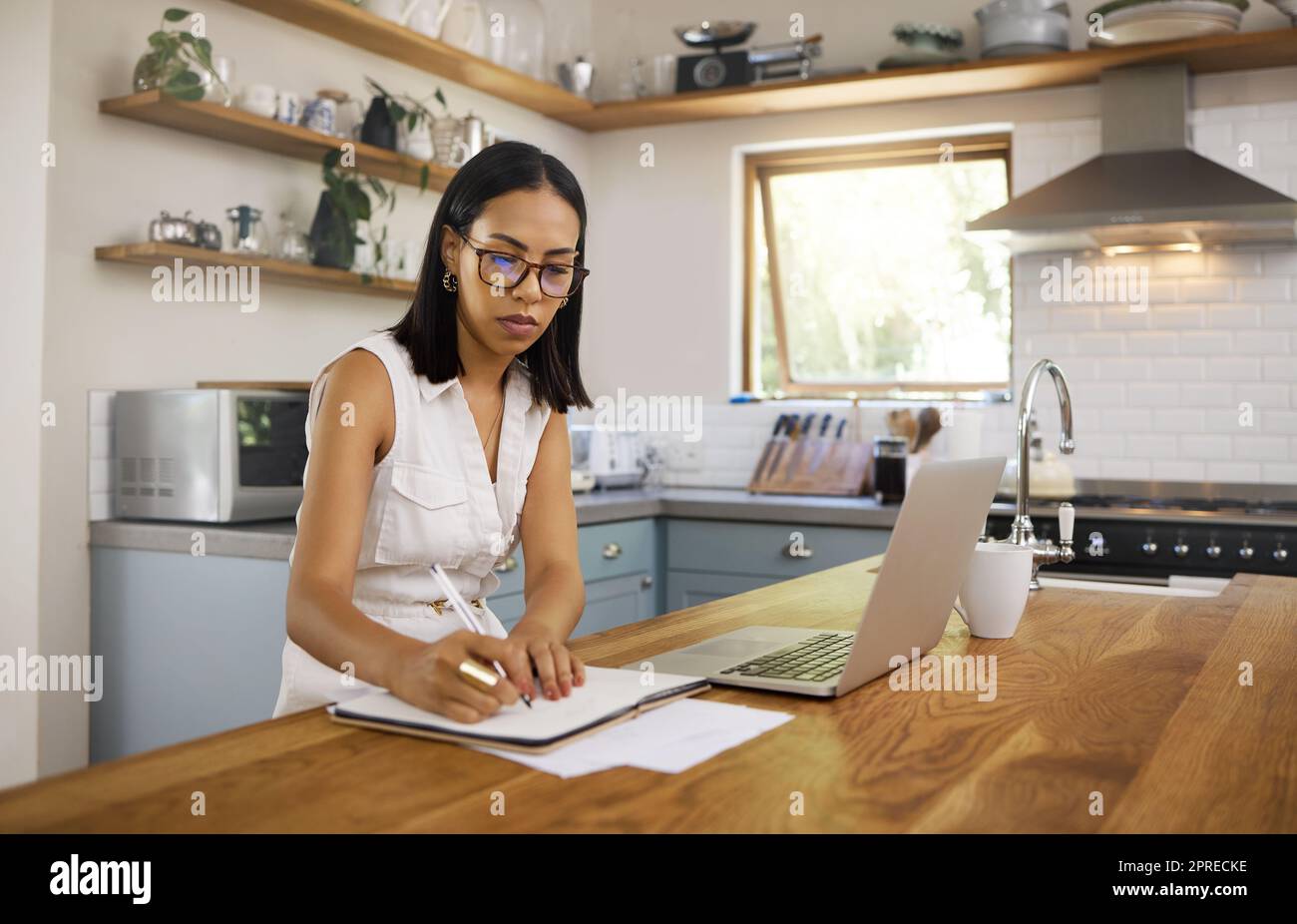 Forschung, Laptop und Frau schreiben in der Küche für Remote-Arbeit mit Notebook, Internet und Networking am Morgen online. Innovation, Management und Stockfoto