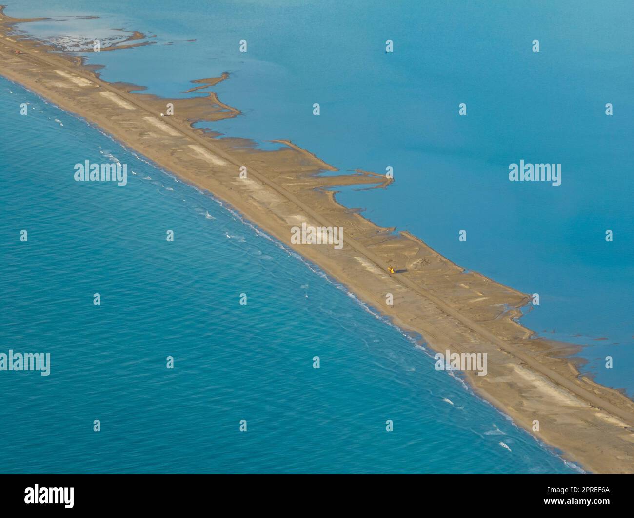 Blick aus der Vogelperspektive auf den Isthmus Barra del Trabucador im Ebro Delta, der nach den Stürmen Gloria und Filomena restauriert wurde (Montsià, Tarragona, Katalonien Spanien) Stockfoto