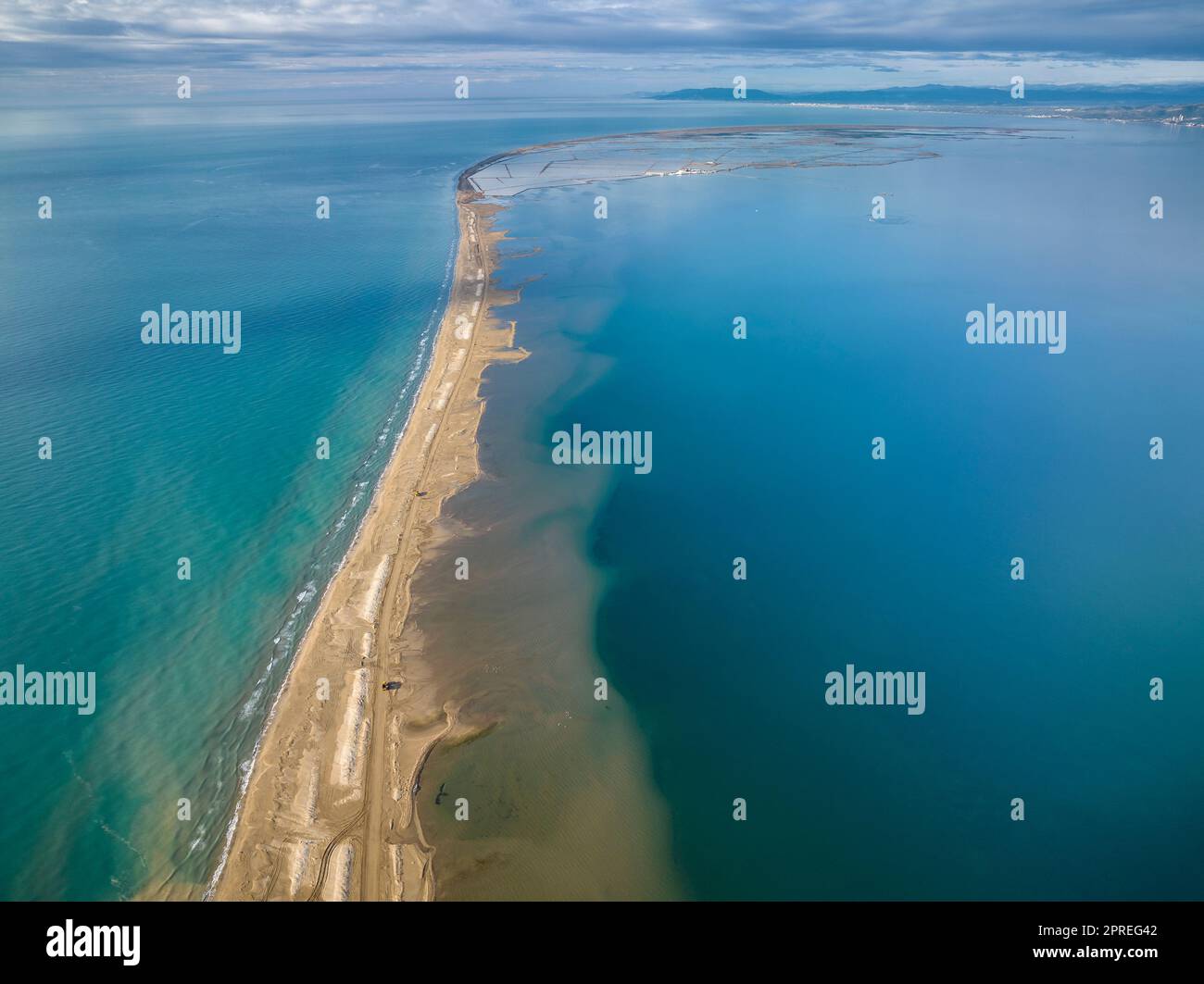 Blick aus der Vogelperspektive auf den Isthmus Barra del Trabucador im Ebro Delta, der nach den Stürmen Gloria und Filomena restauriert wurde (Montsià, Tarragona, Katalonien Spanien) Stockfoto