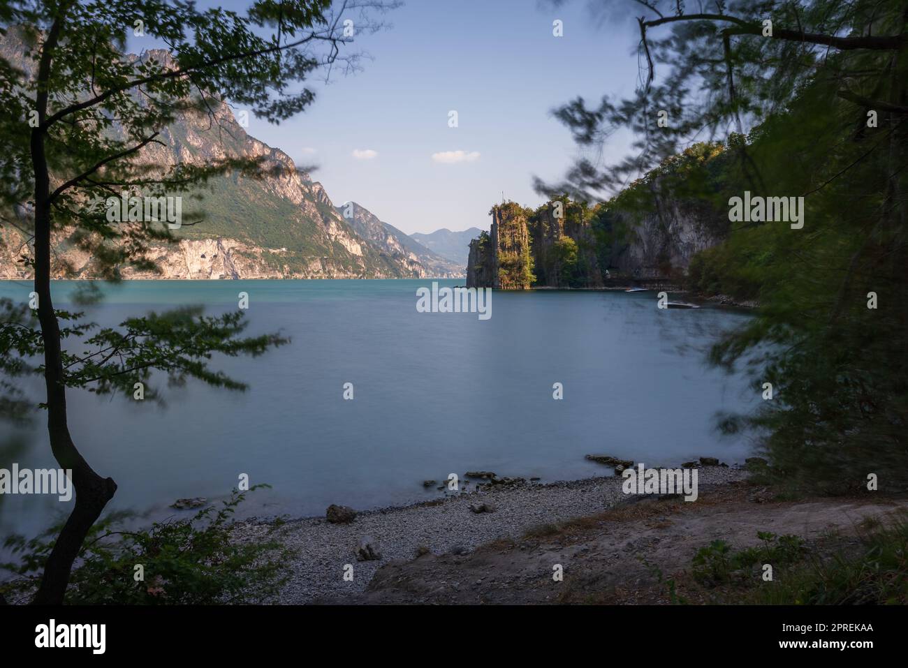 Tolle Aussicht auf die Berge und den See iseo von Riva di Solto, Langzeitbelichtung, Baia dal Bogn, Bergamo, Italien. Stockfoto