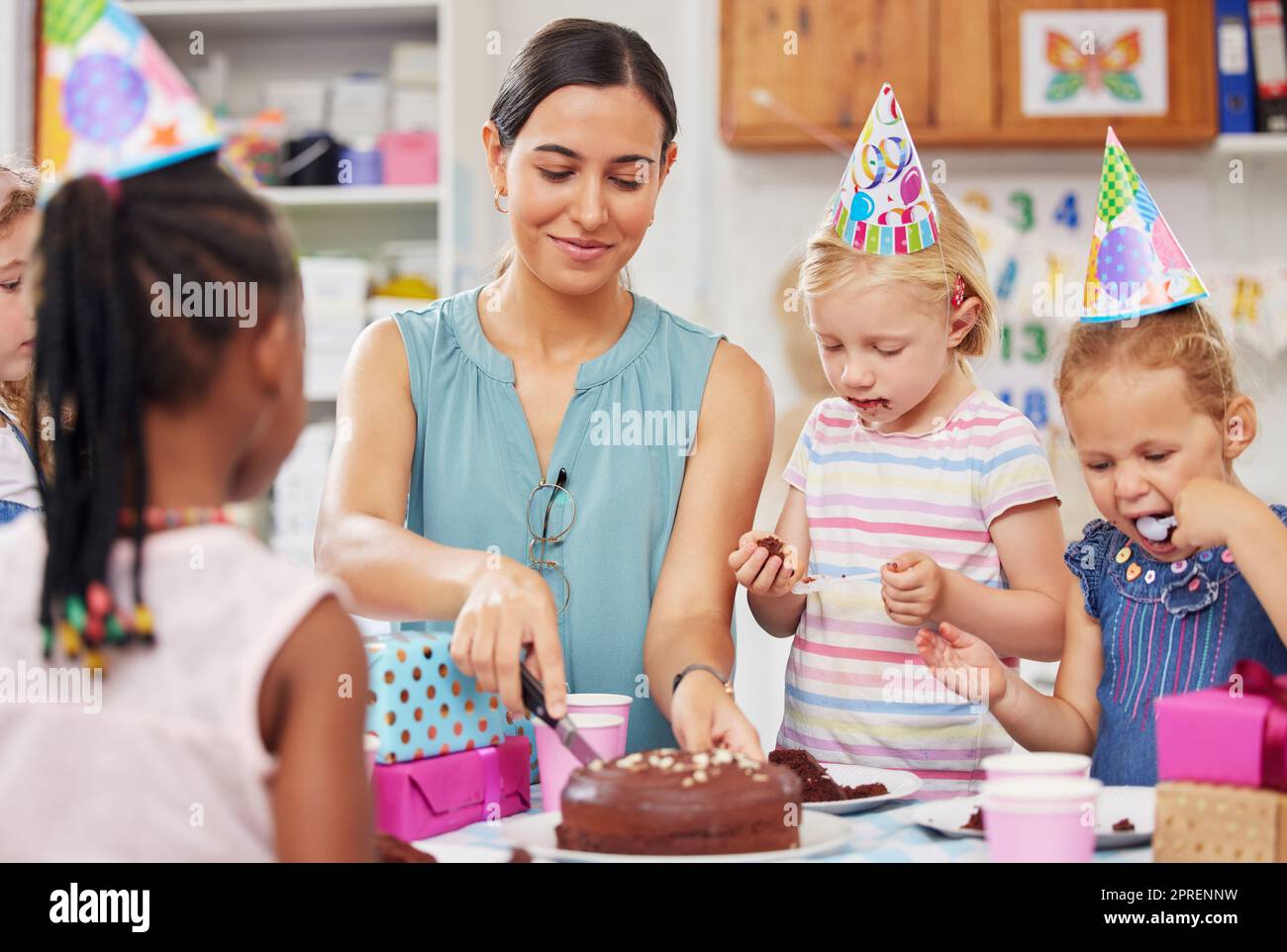 Den Geburtstag eines Schülers zu feiern, macht immer Spaß. Ein Vorschulkind feiert einen Geburtstag im Unterricht Stockfoto