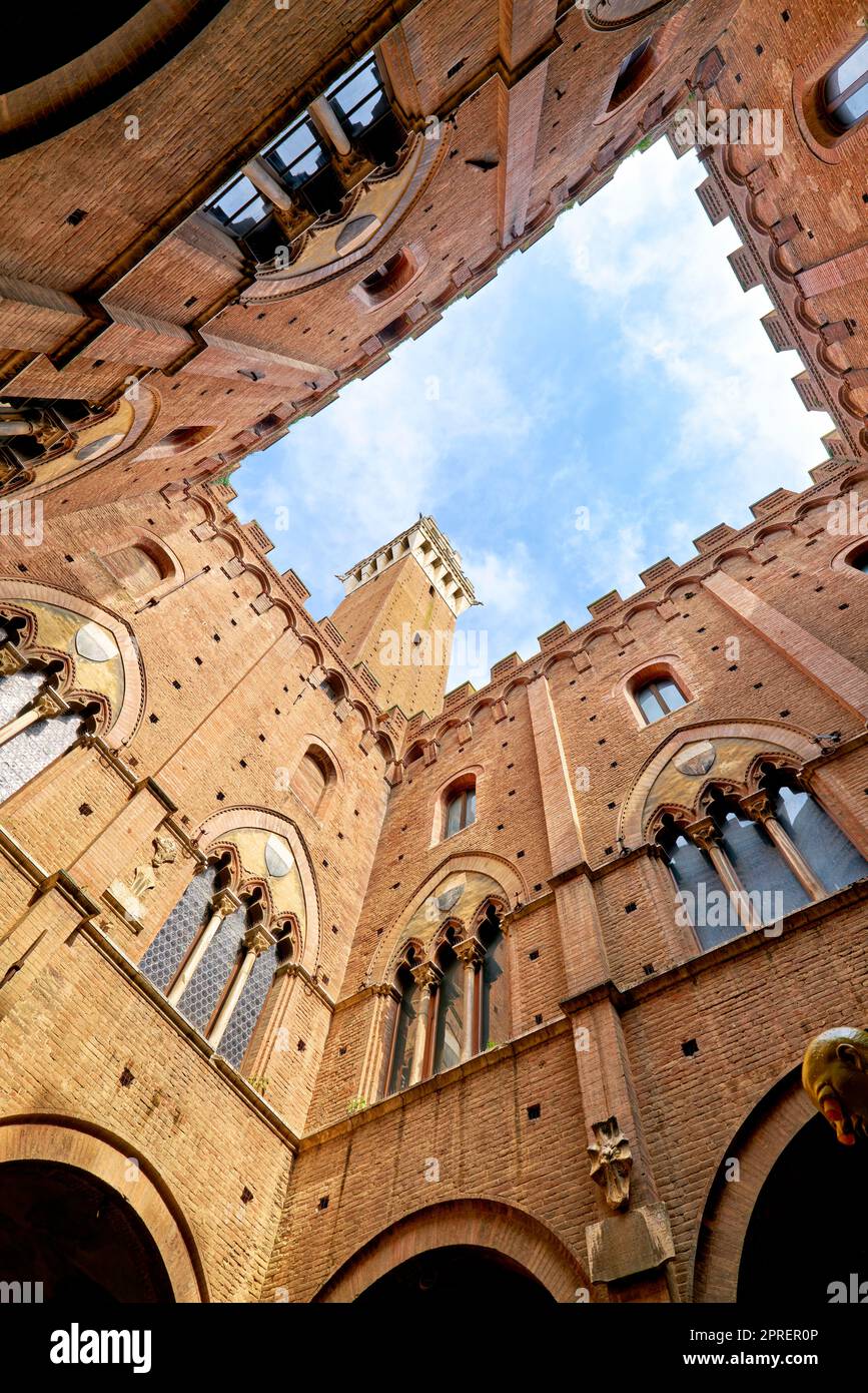 Siena Toskana Italien. Niedriger Blickwinkel auf Torre del Mangia Stockfoto
