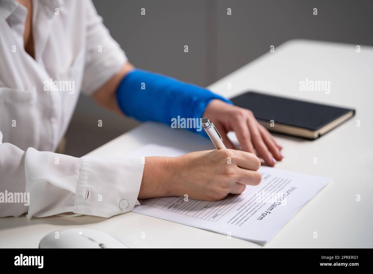 Arbeiter Füllen Sozialversicherungsleistungen Und Invaliditätsversicherung Entschädigung Anspruch Stockfoto