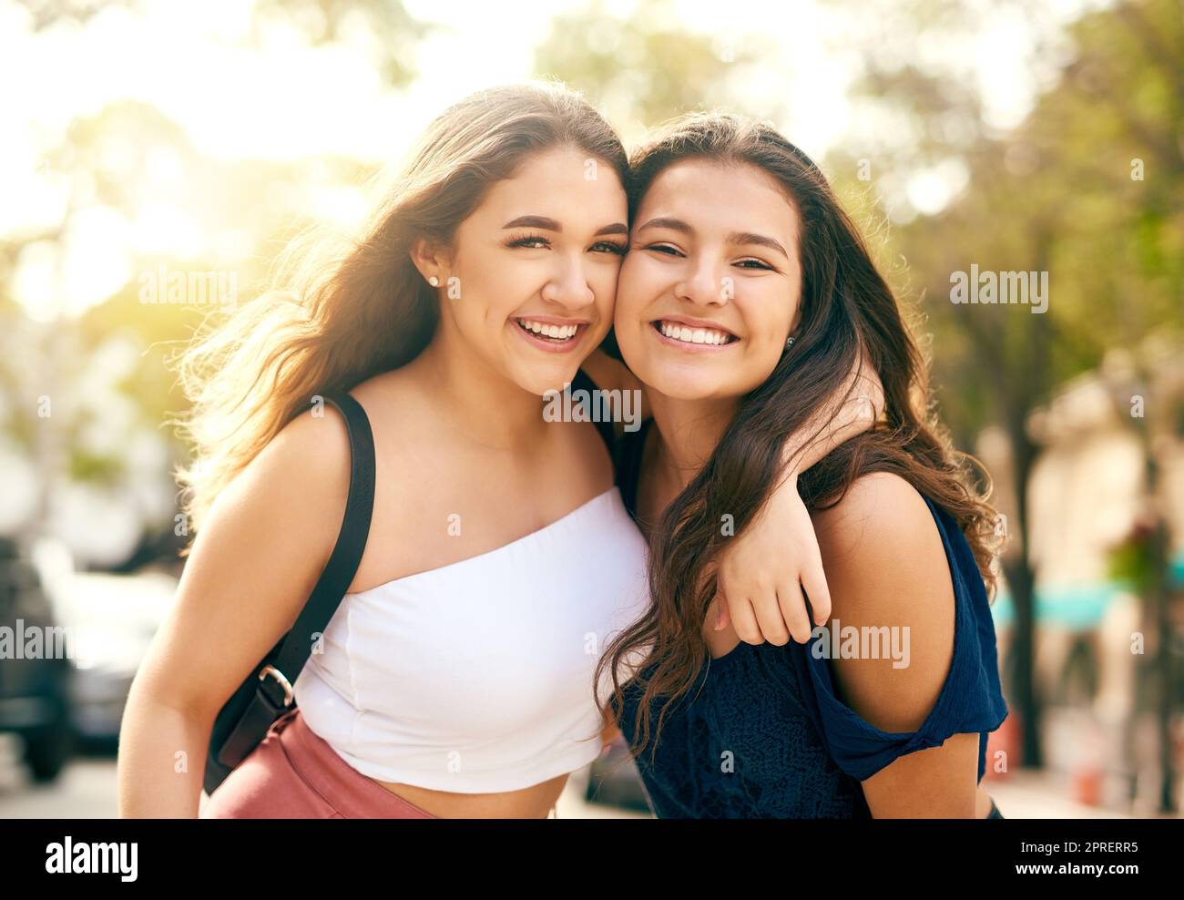 Die besten Freunde sind die Familie, die Sie wählen. Porträt zweier bester Freundinnen, die den Tag in der Stadt verbringen. Stockfoto