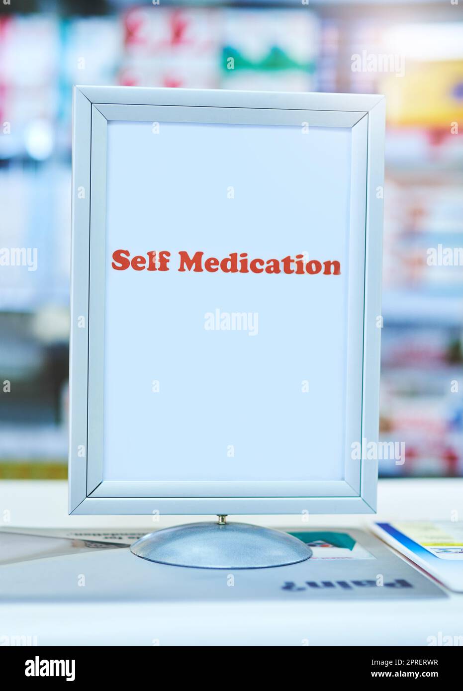 Der Selbstmedikationszähler erleichtert es den Kunden. Ein Schild mit den Worten Selbstmedikation steht darauf in einer Apotheke. Stockfoto