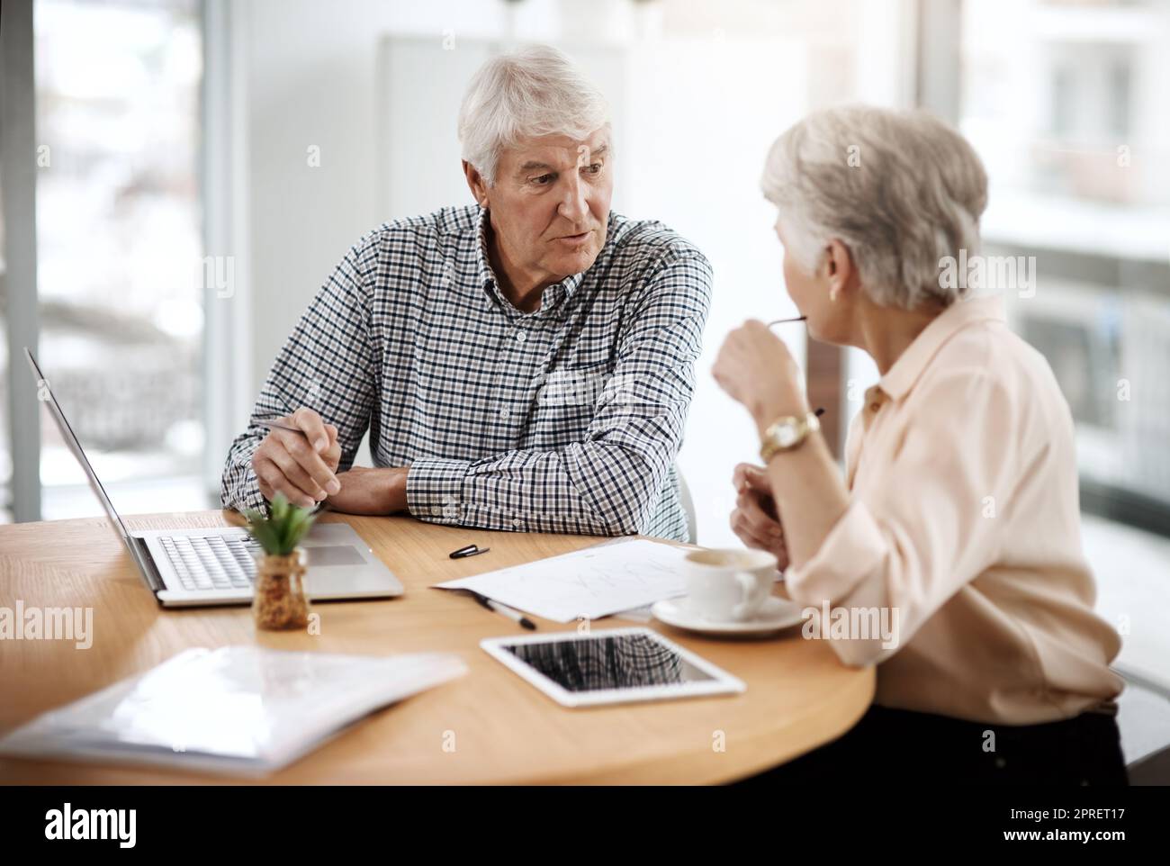 Reden alle Dinge finanziell. High-Angle-Aufnahme eines älteren Paares, das zu Hause an seinen Finanzen arbeitet. Stockfoto