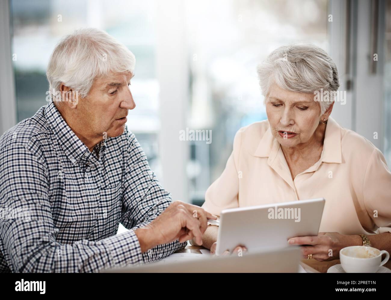 Sie sind auf dem Weg zu einem gesunden Ruhestand. High-Angle-Aufnahme eines älteren Paares, das zu Hause an seinen Finanzen arbeitet. Stockfoto
