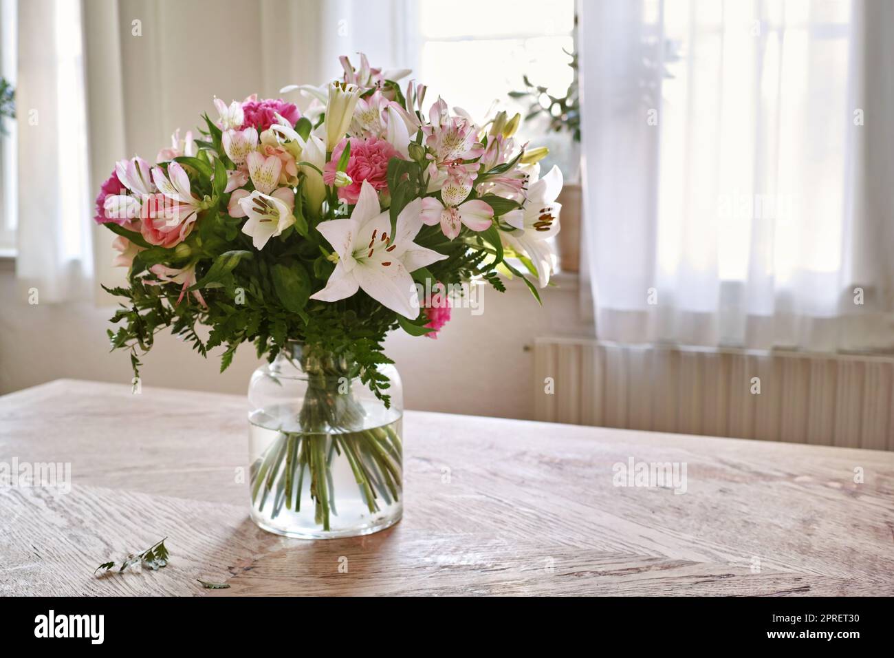 Schöner Blumenstrauß. Bouquet mit verschiedenen Arten von Blumen. Stockfoto