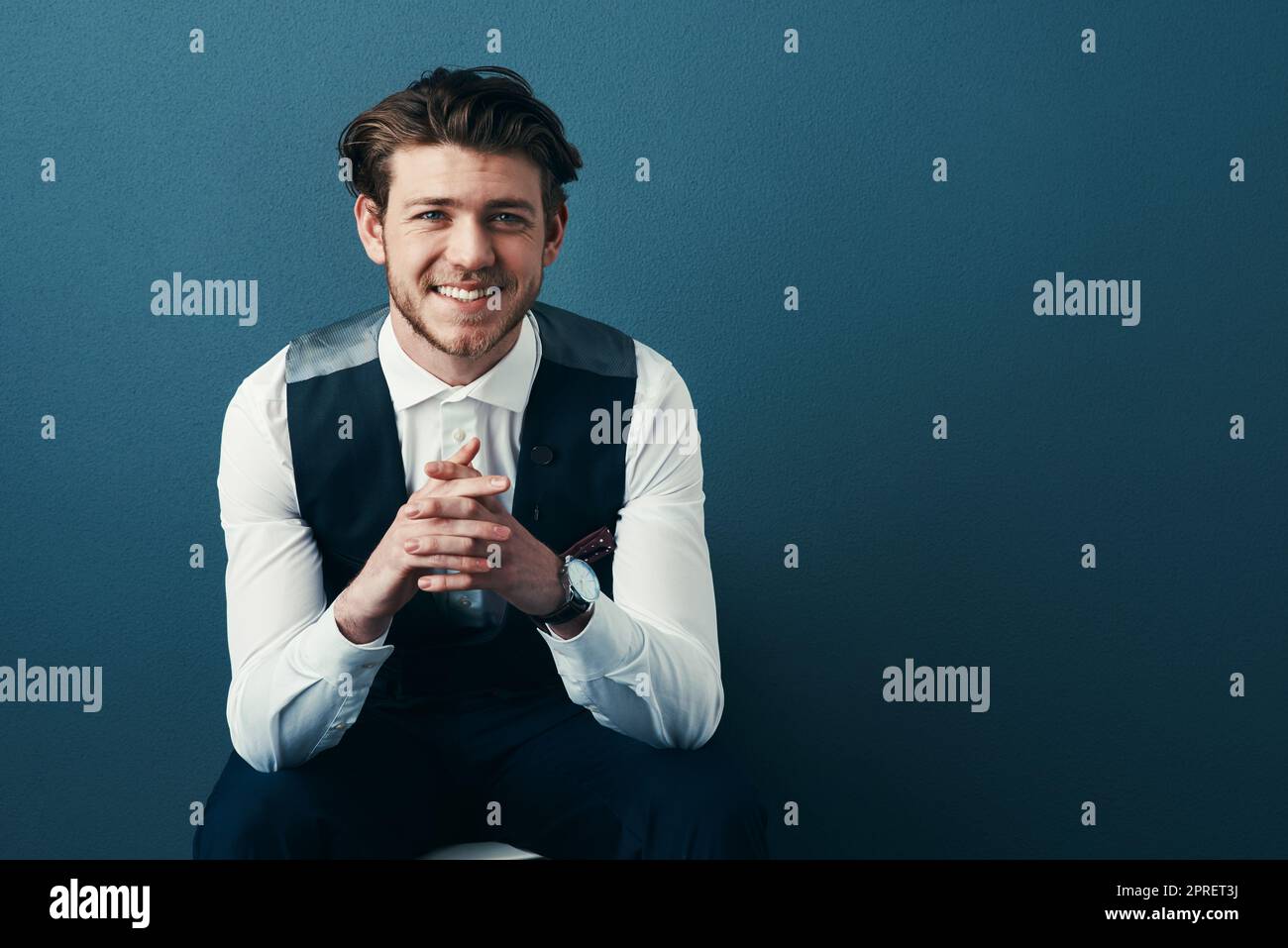 Ich kann es kaum erwarten, loszulegen. Studioaufnahme eines hübschen jungen Geschäftsmannes, der vor blauem Hintergrund posiert. Stockfoto