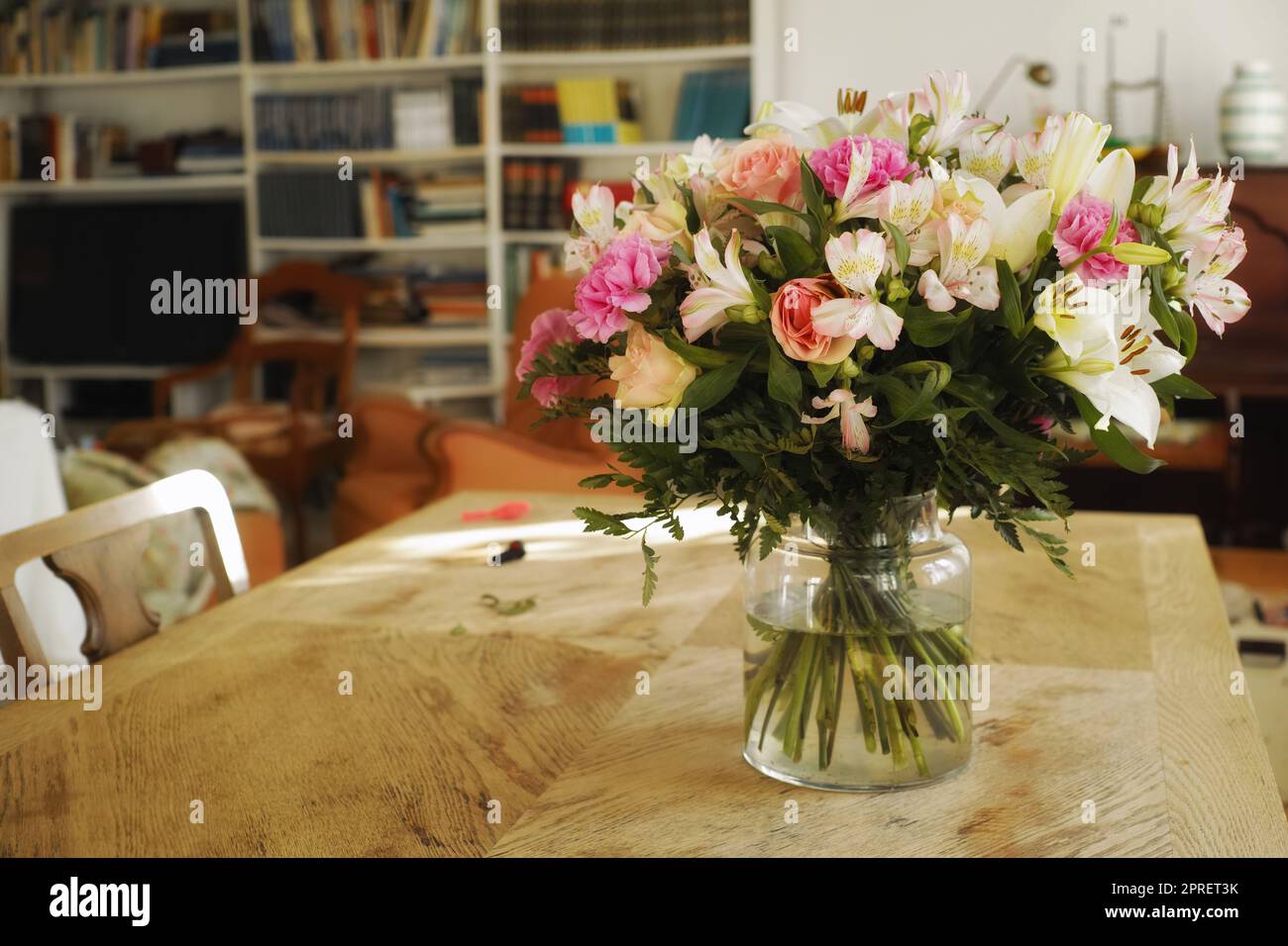 Schöner Blumenstrauß. Bouquet mit verschiedenen Arten von Blumen. Stockfoto