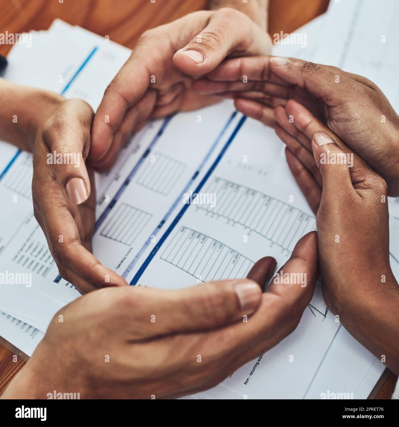 Die Hände bilden einen Kreis für Teamarbeit, Community und Zusammenarbeit des Business Teams. Über der Sicht der Arbeiter, die Vertrauen und Einigkeit zeigen. Bürounterstützung durch eine Gruppe von Kollegen Stockfoto