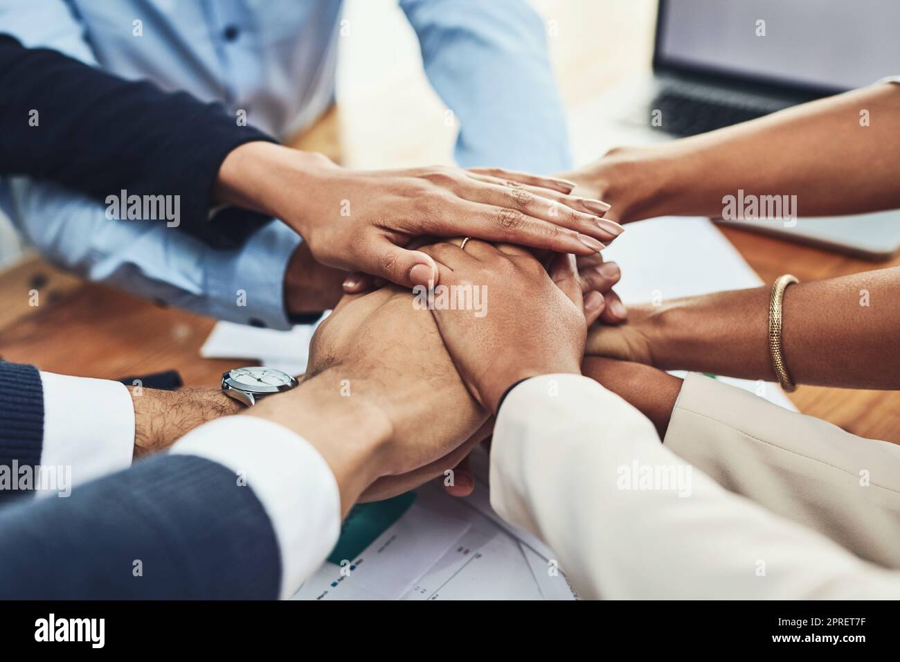 Vertrauen, Unterstützung und Einheit durch ein Team von Händen, das gemeinsam ein Unternehmen gründet. Community, Partner und Teamarbeit mit einer Gruppe von begeisterten, vielfältigen Fachleuten, die eine Idee, Vision oder ein Ziel für ein Startup haben Stockfoto