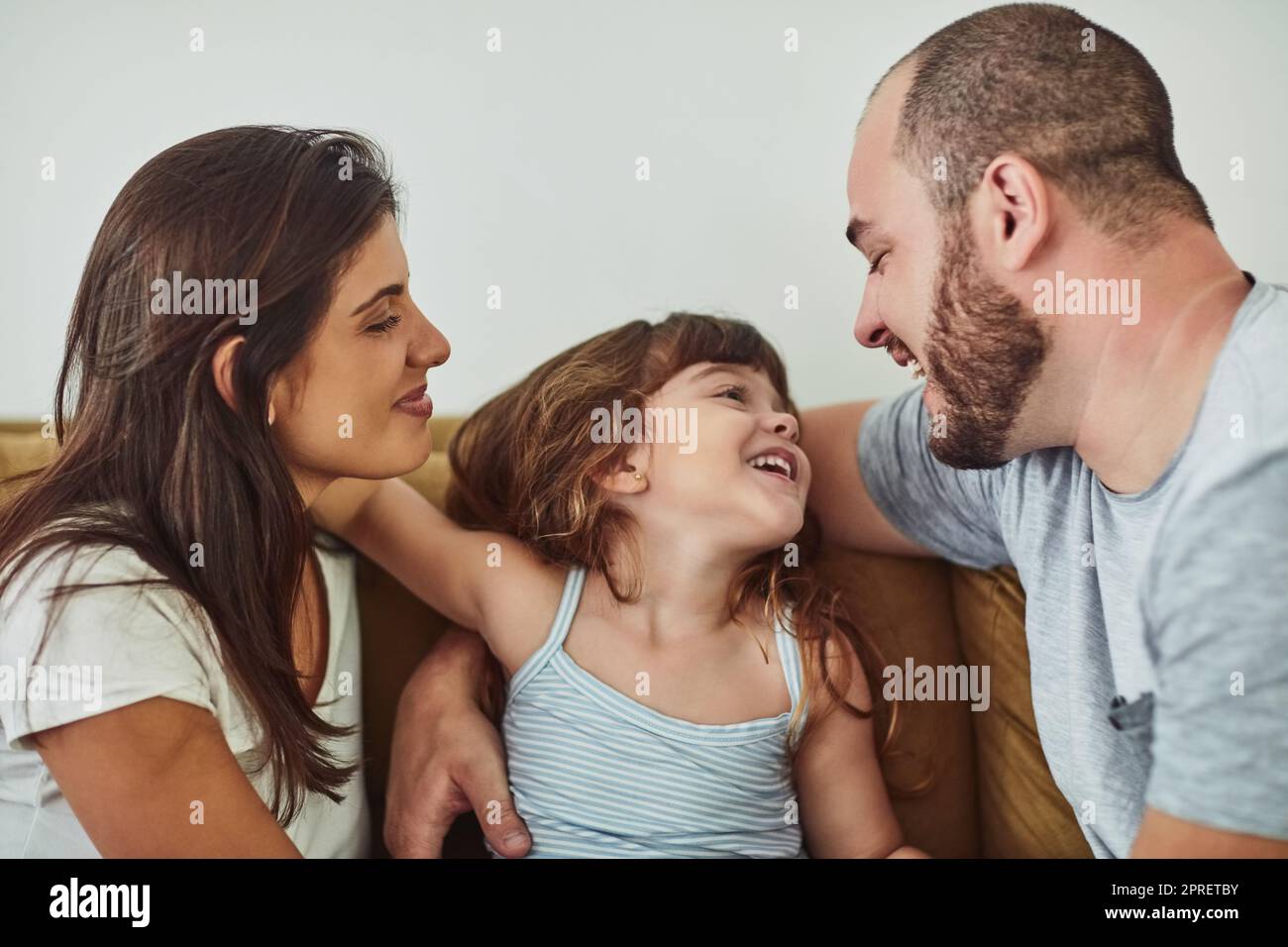 Familie - machen Sie sich Zeit, verbringen Sie Zeit. Eine Mutter und Vater Bonding mit ihrer entzückenden jungen Tochter zu Hause. Stockfoto