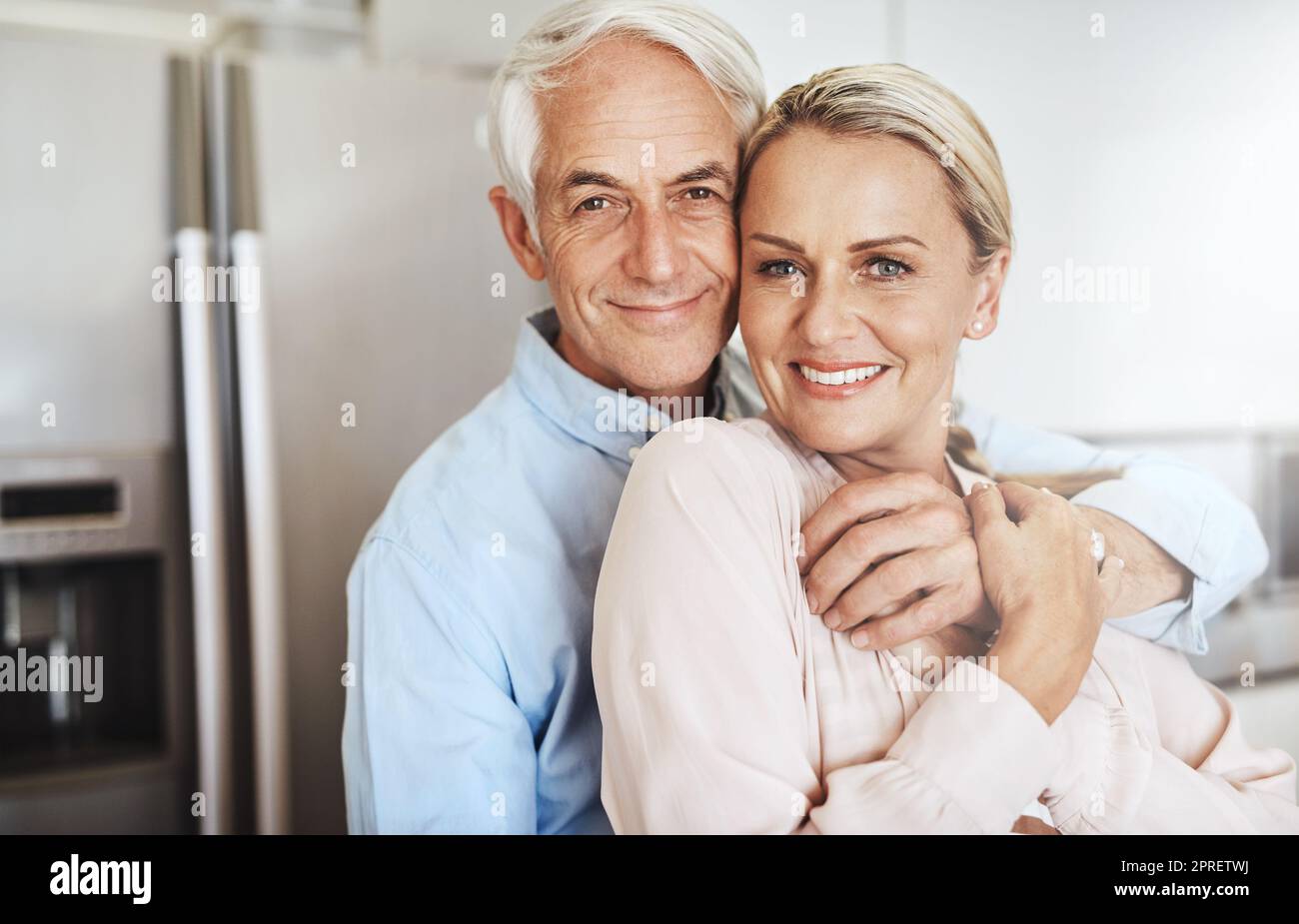 Mehr verliebt als je zuvor. Beschnittenes Porträt eines liebevollen reifen Paares in ihrem Zuhause. Stockfoto