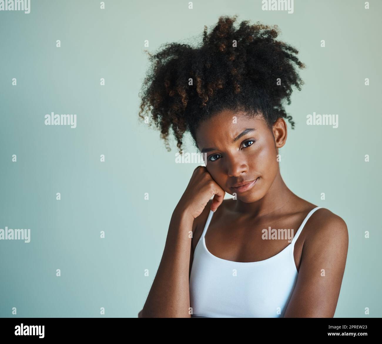 Wunderschön auf die natürlichste Weise. Studioaufnahme einer schönen, frisch gesichtigen jungen Frau, die vor grünem Hintergrund posiert. Stockfoto