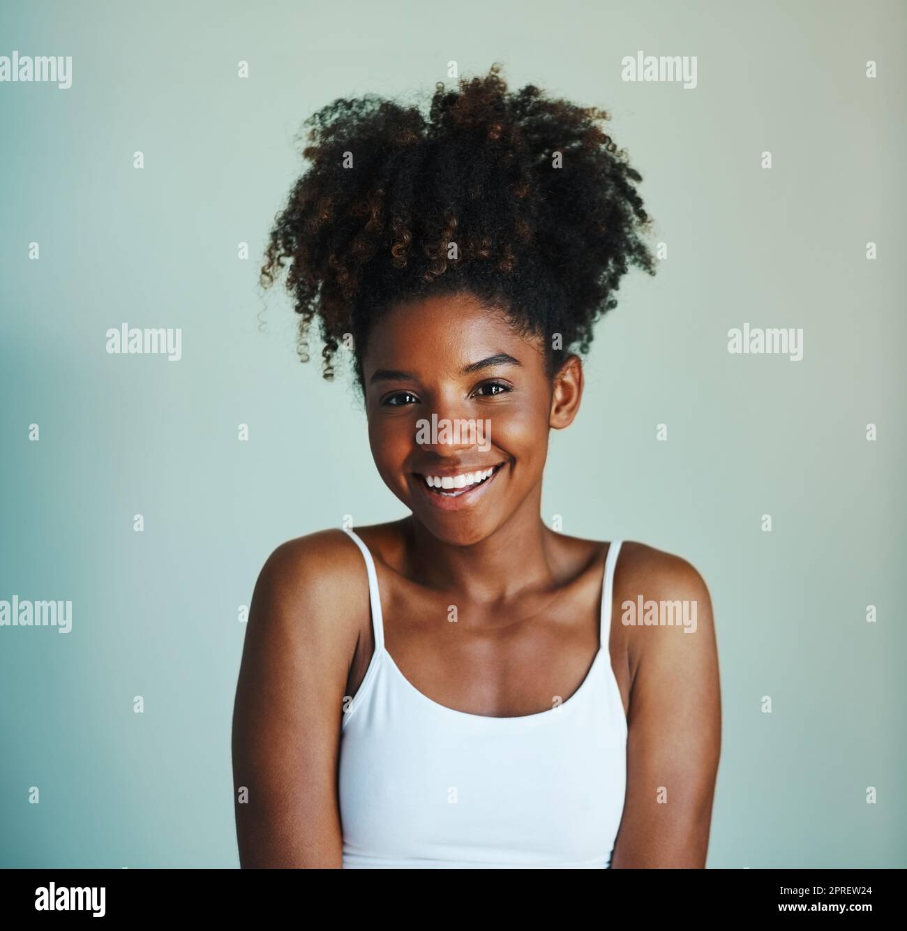 Du zu sein ist das Beste, was du tun kannst. Studioaufnahme einer schönen, frisch gesichtigen jungen Frau, die vor grünem Hintergrund posiert. Stockfoto