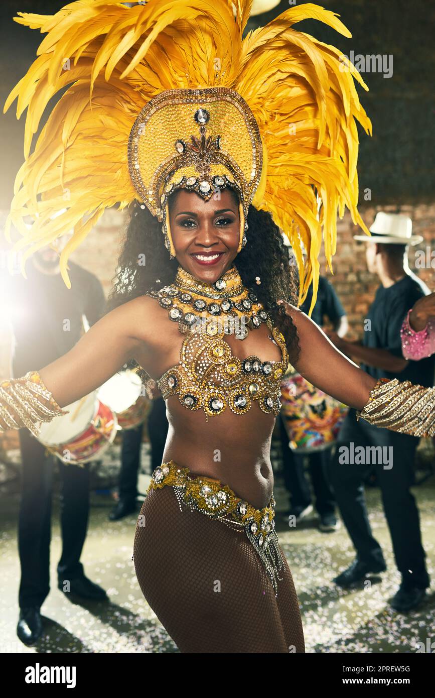 Tanzen im Takt Brasiliens. Beschnittenes Porträt einer schönen Samba-Tänzerin, die an Karneval mit ihrer Band auftrat. Stockfoto