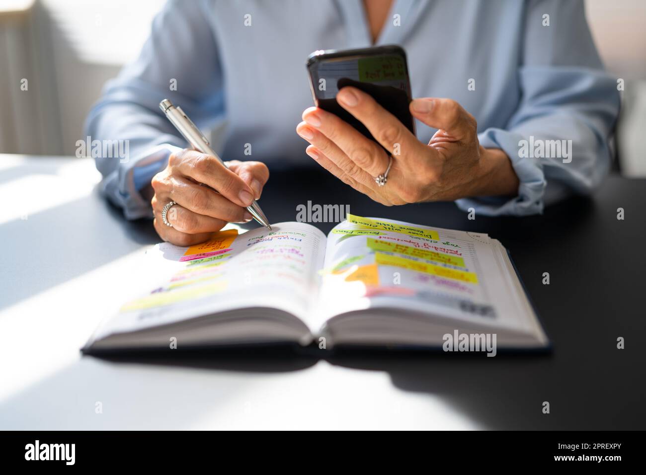 Kalenderplan In Papier Und Am Telefon Stockfoto