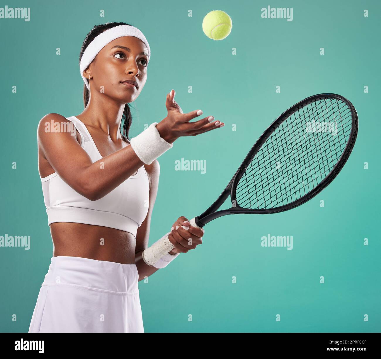 Profi-Tennisspielerin, Sportlerin isoliert, hält einen Schläger bereit für ein Spiel. Sportlicher, aktiver und gesunder Sportler, der sich auf einen ernsthaften Sportwettbewerb oder ein Turnier im Studio vorbereitet. Stockfoto