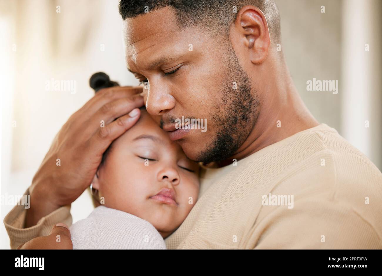 Vater trägt seine schlafende Tochter, umarmt sich zu Hause und verbindet sich mit Zuneigung. Fürsorgliche Eltern, die Vaterschaft genießen, ihr Mädchen im Arm halten, sich in Ruhe um sie kümmern, trösten und sich sicher fühlen Stockfoto