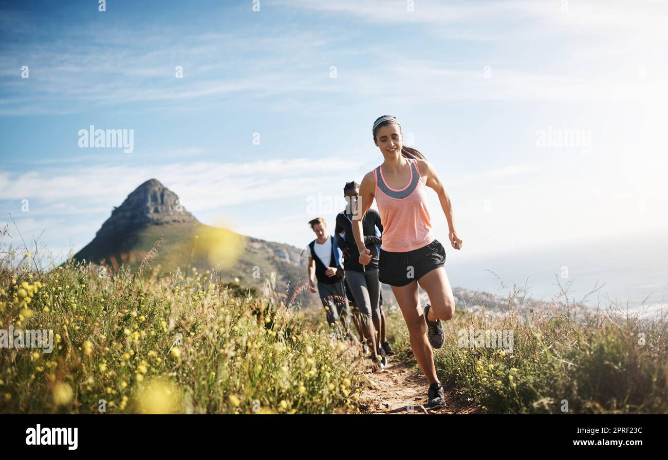 Die Gesundheit gehört dir für die Einnahme. Eine Gruppe von Menschen läuft zusammen. Stockfoto