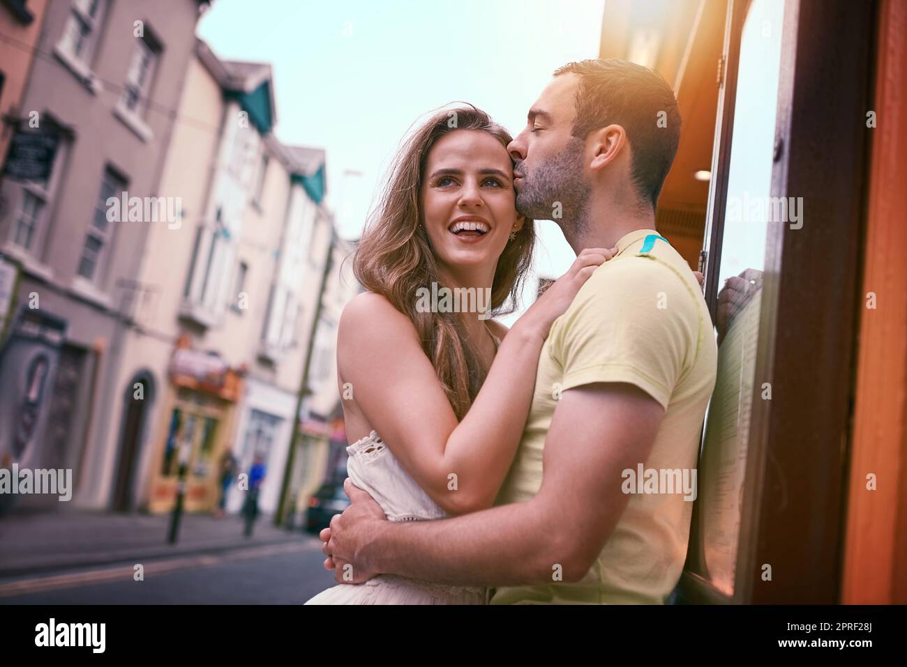 Sehen Sie die Welt mit dem, den Sie lieben. Ein glückliches junges Paar teilt einen liebevollen Moment, während Sie eine fremde Stadt erkunden. Stockfoto