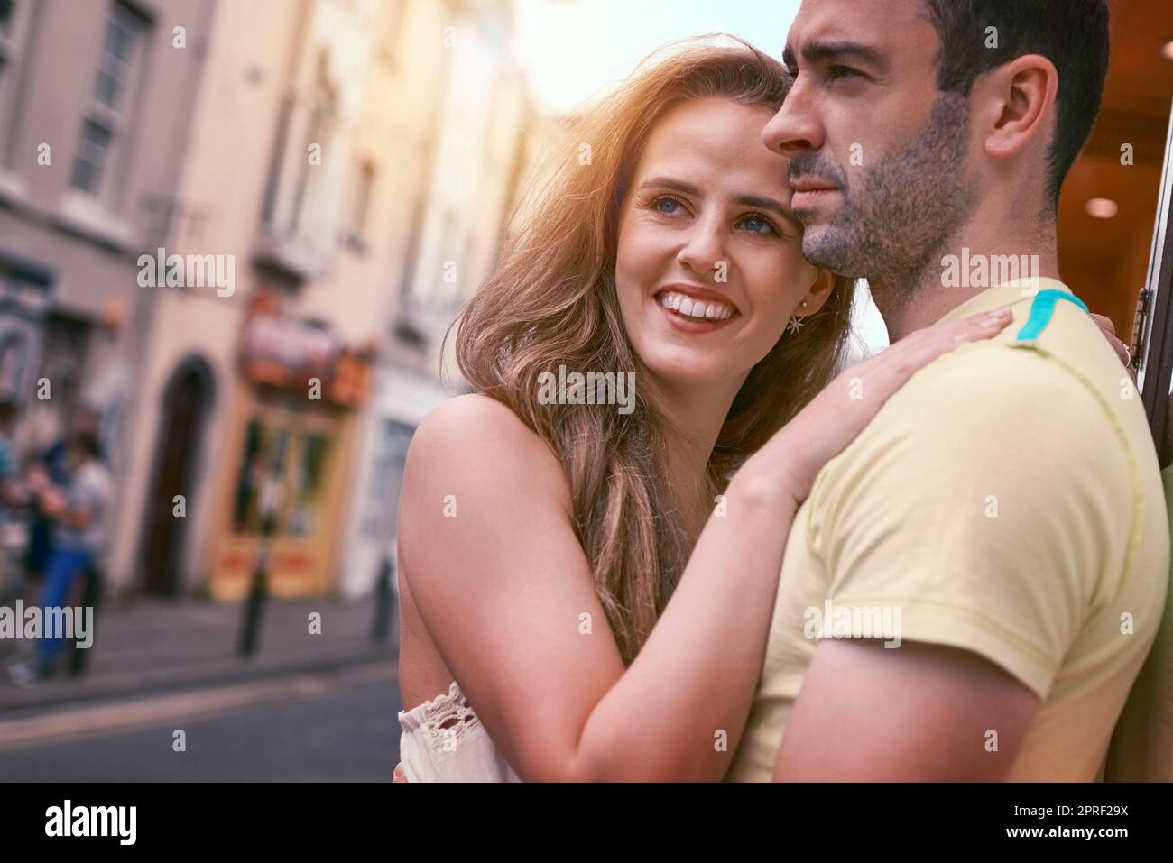 Die Stadt mit den Augen der Liebe zu sehen. Ein glückliches junges Paar, das einen liebevollen Moment miteinander teilt, während es eine fremde Stadt erkundet. Stockfoto