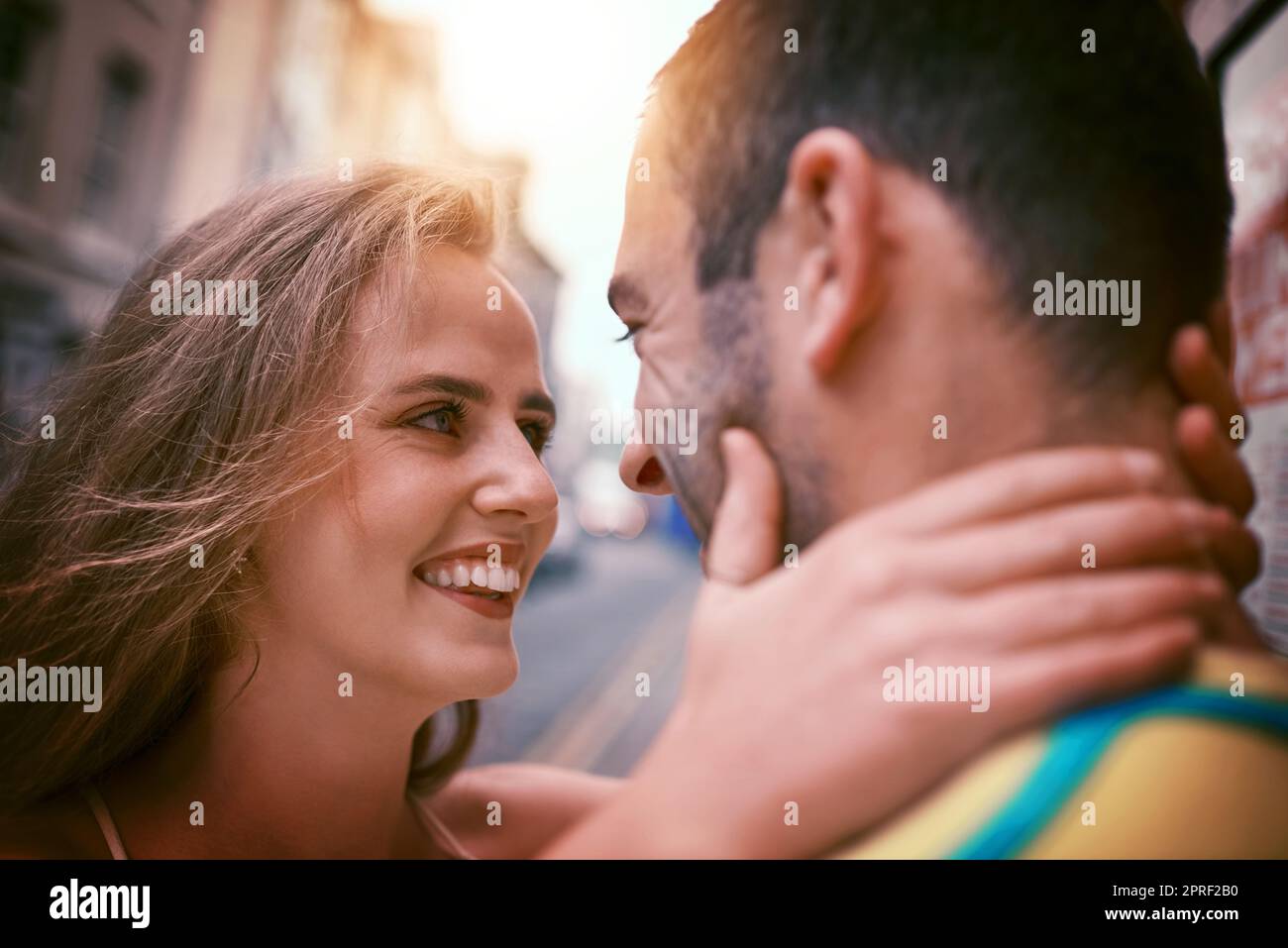 So viele Sehenswürdigkeiten, aber du bist bei weitem das Beste. Ein glückliches junges Paar, das einen liebevollen Moment bei der Erkundung einer fremden Stadt teilt. Stockfoto