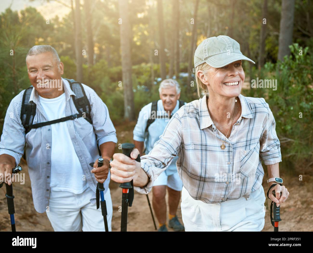 Wandern Rentner, ältere und ältere Freunde oder Touristen im Wald oder in den Bergen für Fitness, Gesundheit und Wellness im Alter. Vielfältige Gruppe aktiver, reifer Rentner im Freien auf einer Wochenendwanderung in der Natur Stockfoto