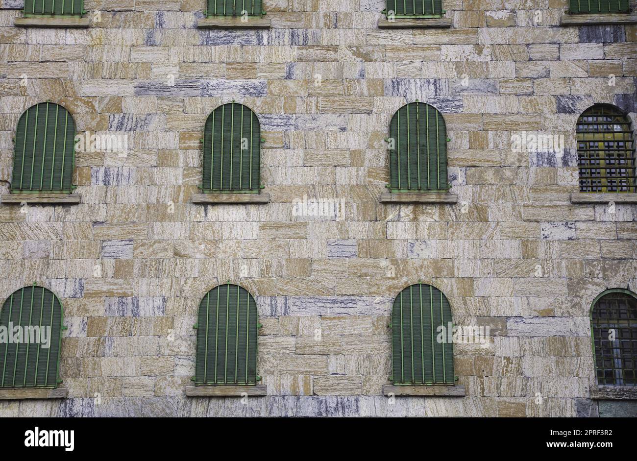 Gefängnisfenster Steinmauer altes Gefängnisgebäude Eisenstangen Stockfoto Gefängnisfenster Steinmauer altes Gefängnisgebäude Eisenstangen Stockfoto
