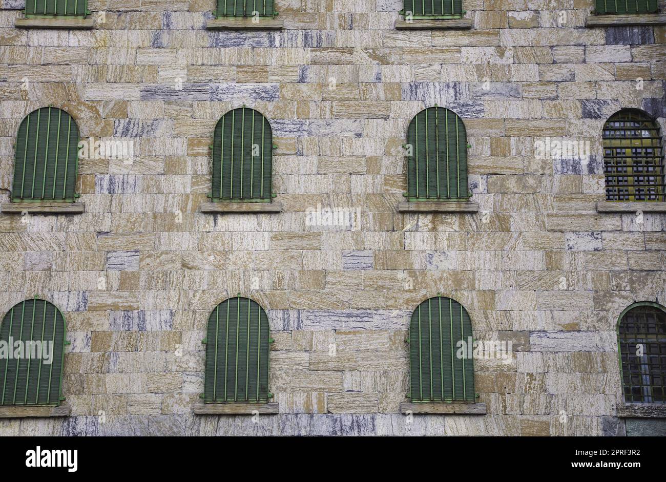 Gefängnisfenster Steinmauer altes Gefängnisgebäude Eisenstangen Stockfoto