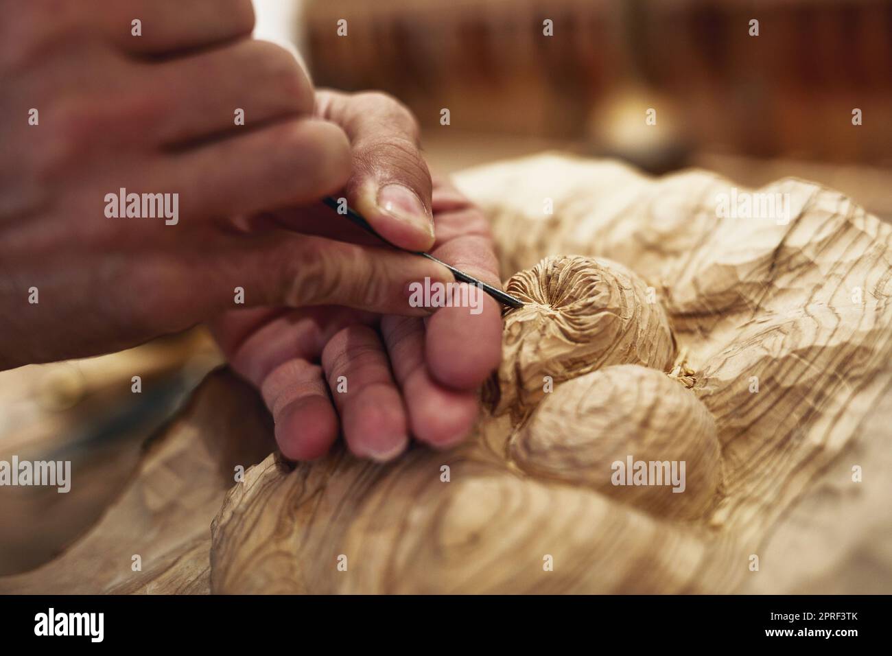 Der letzte Schliff. Ein Künstler schnitzt etwas aus Holz. Stockfoto