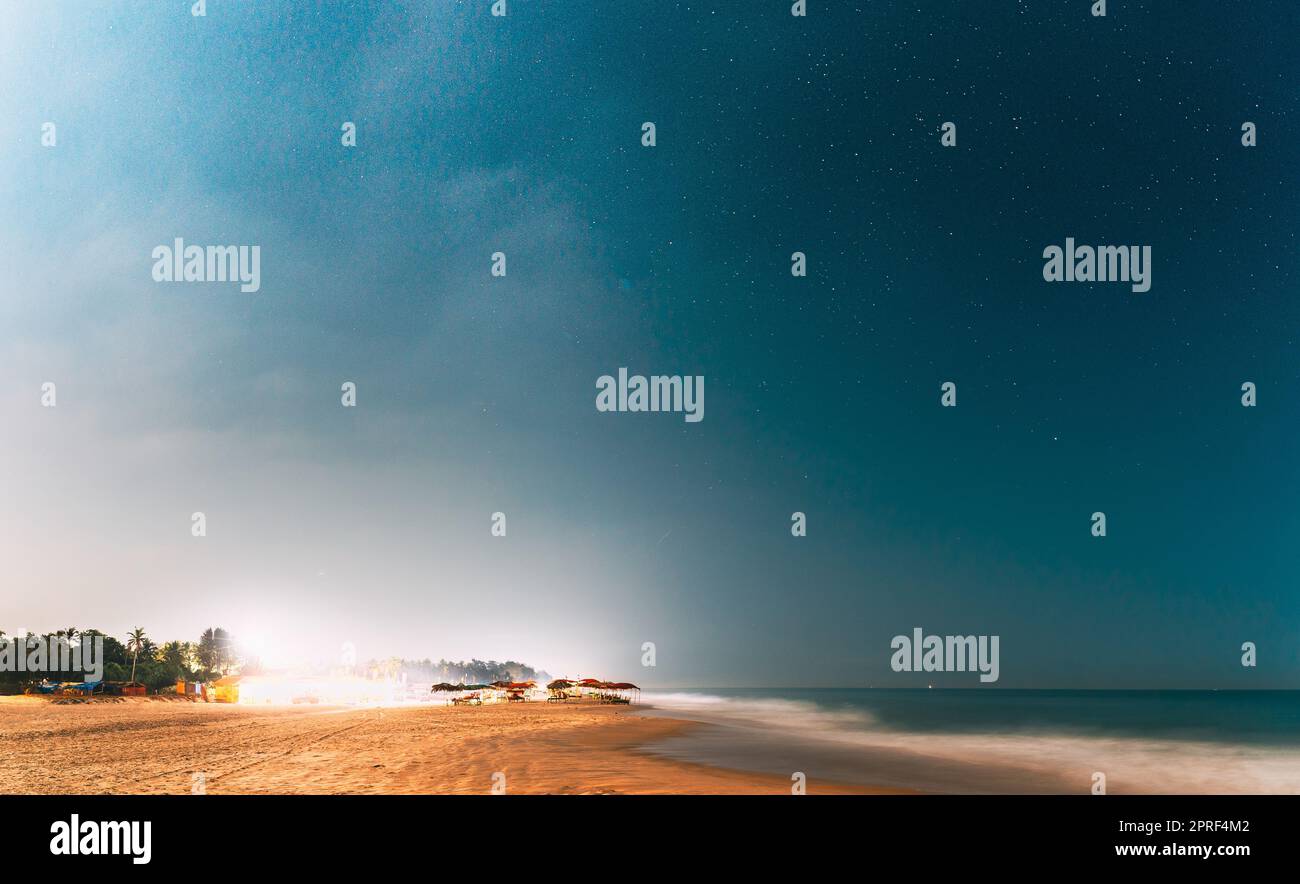 Goa, Indien. Echte Nachthimmel-Sterne. Natürlicher Sternenhimmel In Blau Über Dem Indischen Ozean Seascape Beach Copast. Hintergrund Stockfoto