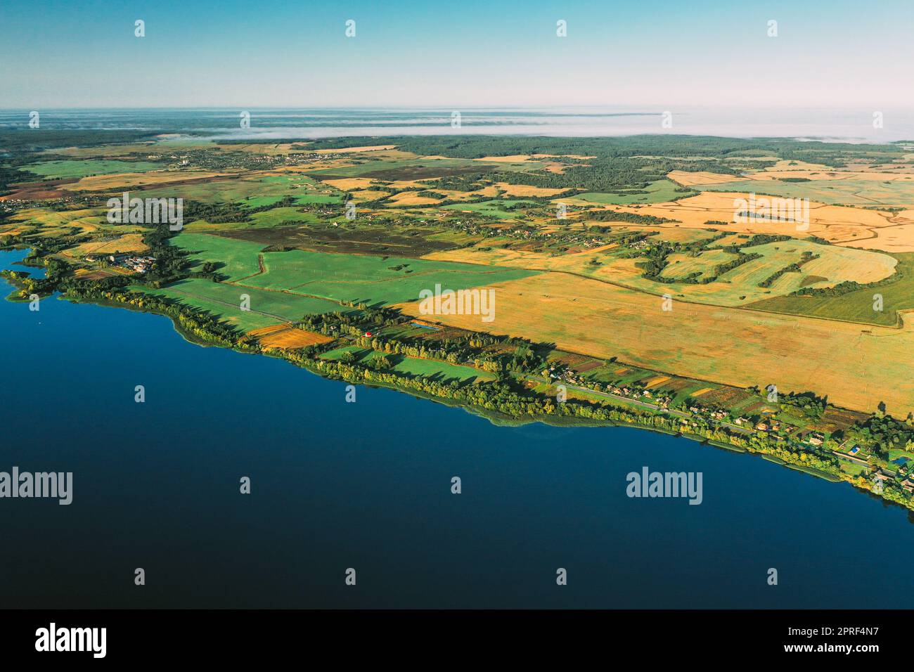 Lyepyel District, Region Witebsk, Belarus. Luftaufnahme Der Wohngegend Mit Häusern Auf Dem Land. Morgennebel Über Lepel Lake Und Skyline Der Stadt. Vogelperspektive Stockfoto