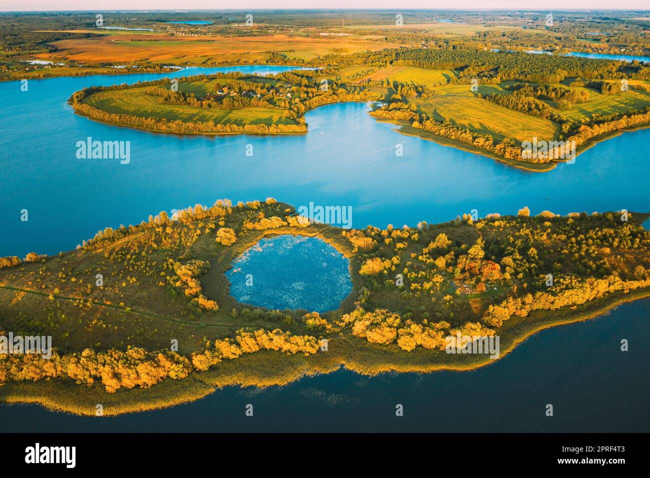 Lyepyel District, Lepel Lake, Beloozerny District, Witebsk Region. Luftaufnahme Der Wohngegend Mit Häusern Auf Dem Land. Blick Von Oben Auf Die Europäische Natur Von Der Hohen Einstellung Im Herbst. Blick aus der Vogelperspektive auf den Lepel Lake am sonnigen Abend Stockfoto