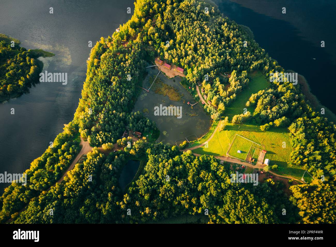 Novoe Lyadno, Lepel-See, Beloozerny-Bezirk, Witebsk-Region. Blick Aus Der Vogelperspektive Auf Die Island Pension Lode Am Herbstmorgen. Morgennebel Über Dem Lepel-See. Blick Von Oben Auf Die Europäische Natur Von Der Hohen Einstellung Im Herbst. Vogelperspektive. Flache Ansicht. Schließen Stockfoto