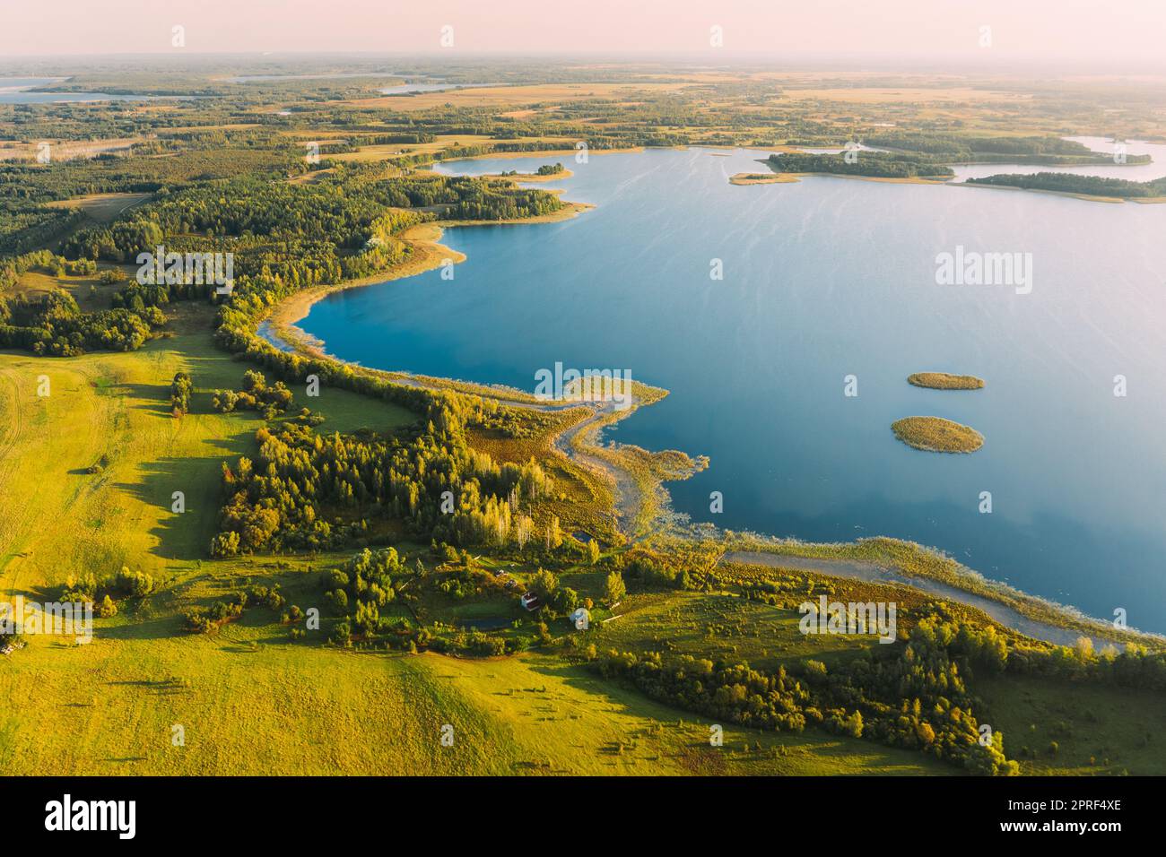 Braslaw Oder Braslau, Witebsk Voblast, Belarus. Blick Aus Der Vogelperspektive Auf Den Nedrava Lake, Den Green Forest Und Die Wiesenlandschaft Am Sonnigen Herbstmorgen. Blick Von Oben Auf Die Wunderschöne Europäische Natur Von High Attitude. Vogelperspektive. Panorama. Berühmte Seen. Natürliche Wahrzeichen Stockfoto