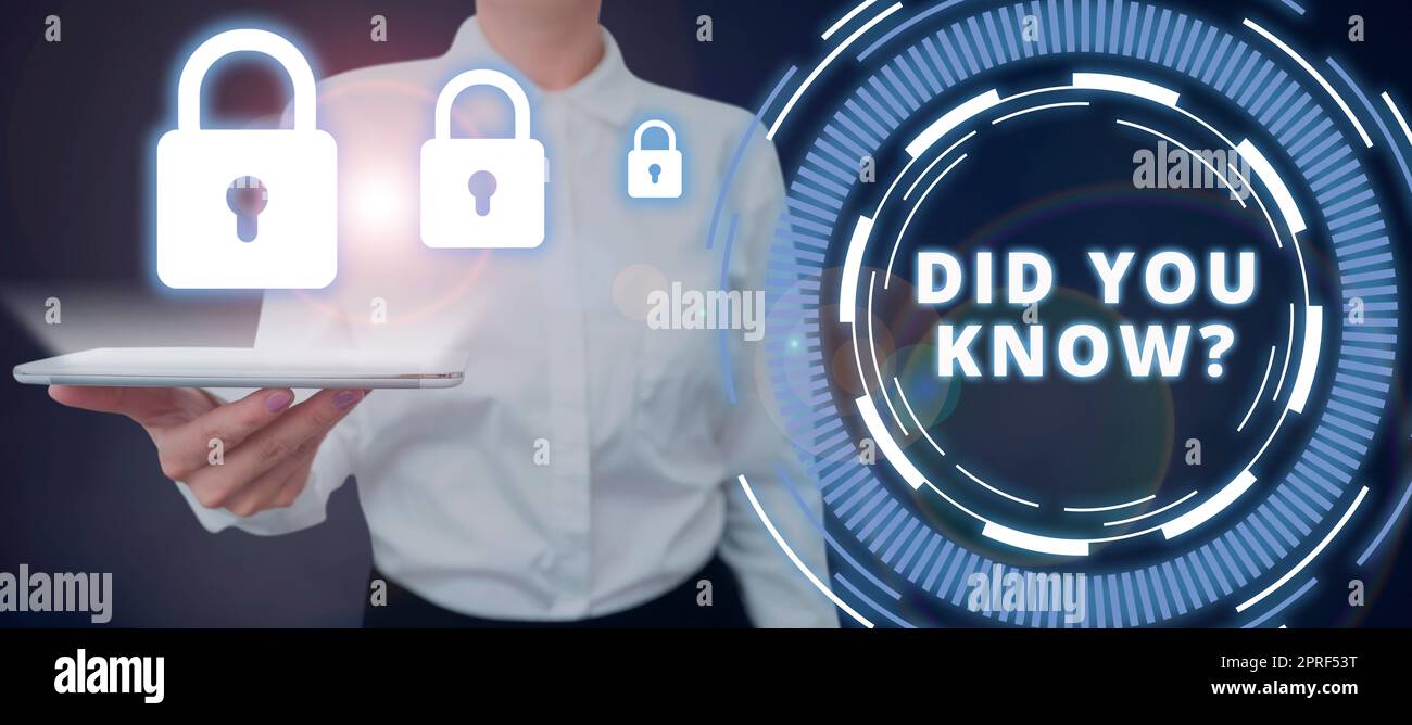 Die Inspiration zeigt ein Schild. Wussten Sie das? Geschäftsidee Den nächsten Schritt kennen Denken Trivia Brainstorming Wondering Woman Holding Tablet präsentiert futuristische Vorhängeschlösser für Cyber Security. Stockfoto