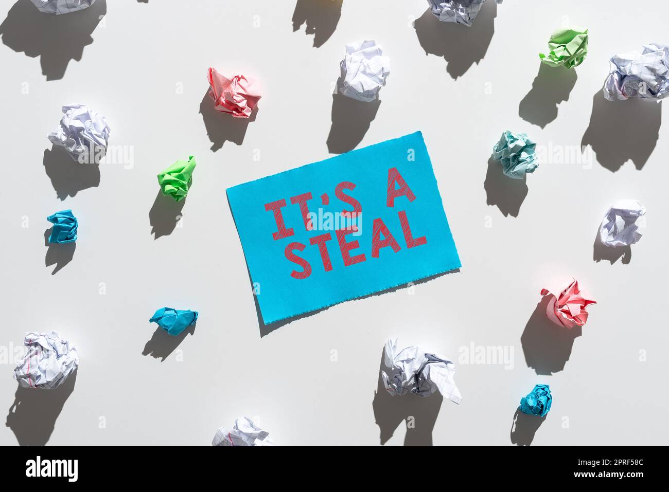 Ein handgeschriebenes Schild Es ist ein Schnäppchen. Konzept, das bedeutet, vertrauliche Informationen zu erhalten Cyber-Breaching Hacking ein Stück Papier mit wichtiger Nachricht umgeben von Papierfolien. Stockfoto