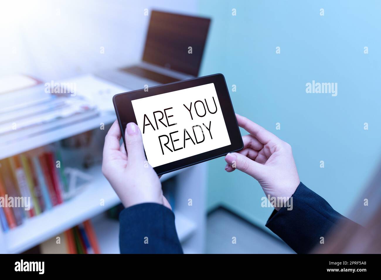 Schreiben Text anzeigen sind Sie bereit? Geschäftsansatz Wachsamkeit Vorbereitung Dringlichkeit Spiel Beeilen Sie sich, hellwach Geschäftsfrau, die ein Tablet mit wichtigen Informationen in der Hand hat. Stockfoto