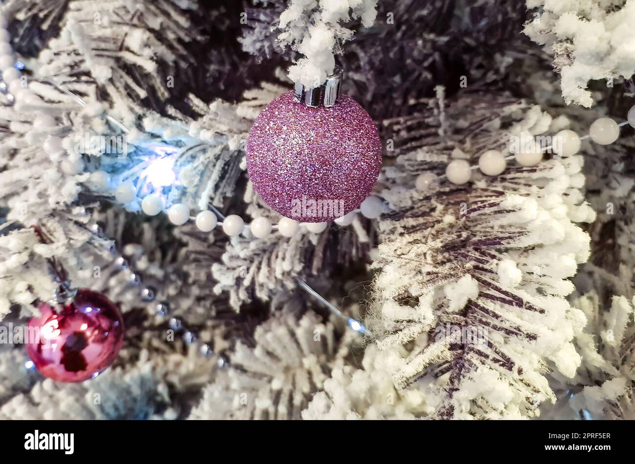 Christmas purple christmas balls white Fotos und Bildmaterial in hoher Auflösung Alamy