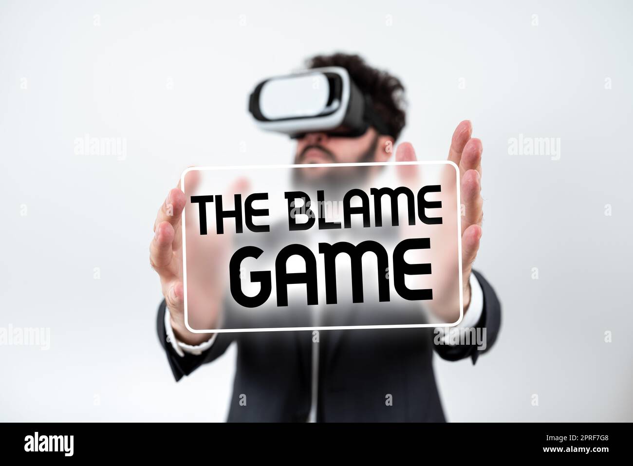 Konzeptionelle Darstellung der Schuld GameA Situation, wenn Menschen versuchen, sich gegenseitig die Schuld zu geben. Konzeptfoto Eine Situation, in der versucht wird, sich gegenseitig die Schuld zu geben zirkuläre Denkblasen, die Botschaften in sozialen Medien darstellen. Stockfoto