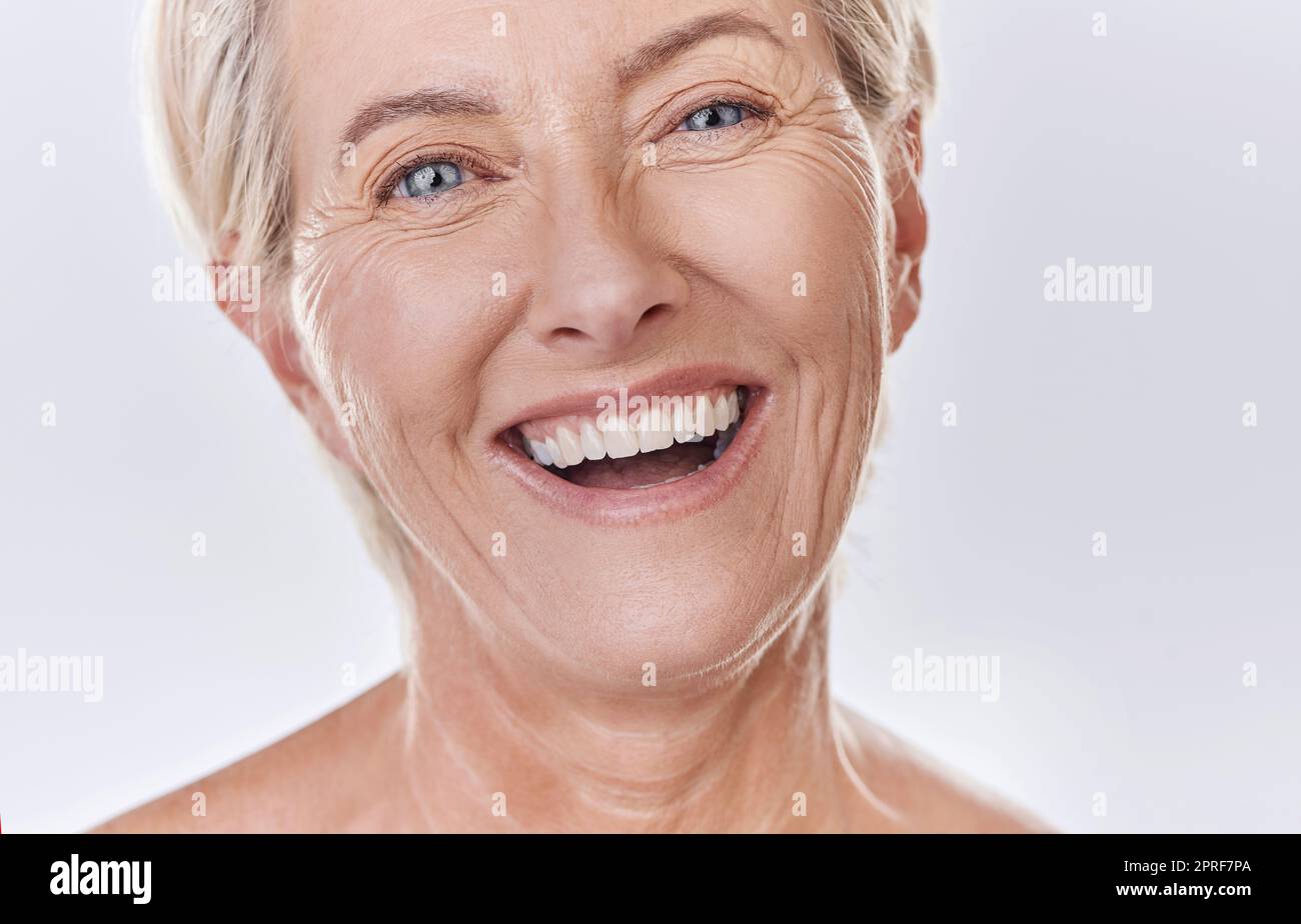 Zahnarzt, Furniere oder Zahnersatz bei älteren Frauen, die mit ihrer Mundhygiene oder ihrem kosmetischen Zahnreinigungsdienst zufrieden sind. Reifes Modell mit Lächeln im Gesicht für Zahnheilkunde, Gesundheit und Wellness Stockfoto