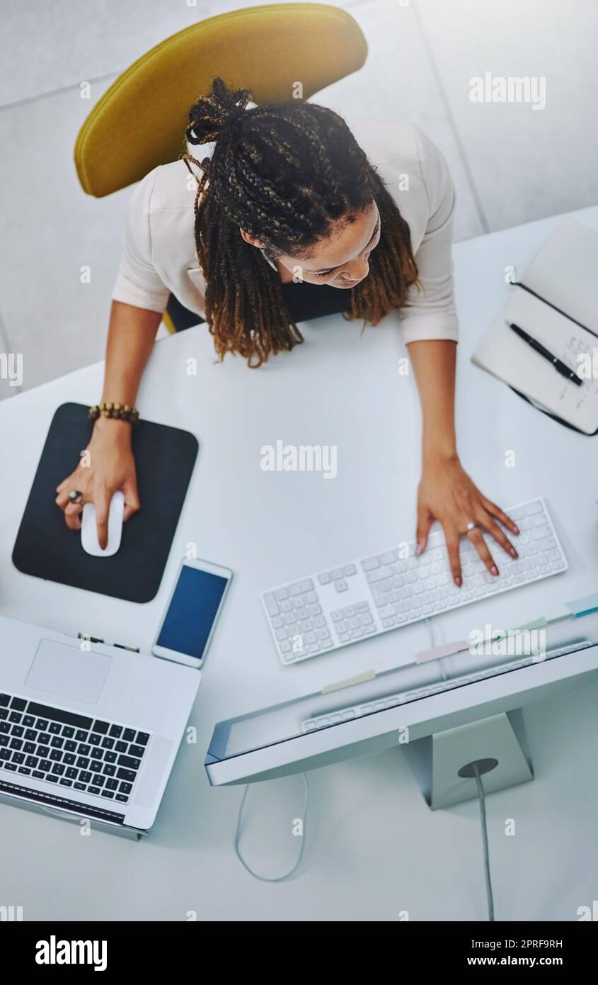 Shes hat nie einen Termin verpasst. Aufnahme einer jungen Geschäftsfrau, die an ihrem Schreibtisch im Büro arbeitet. Stockfoto