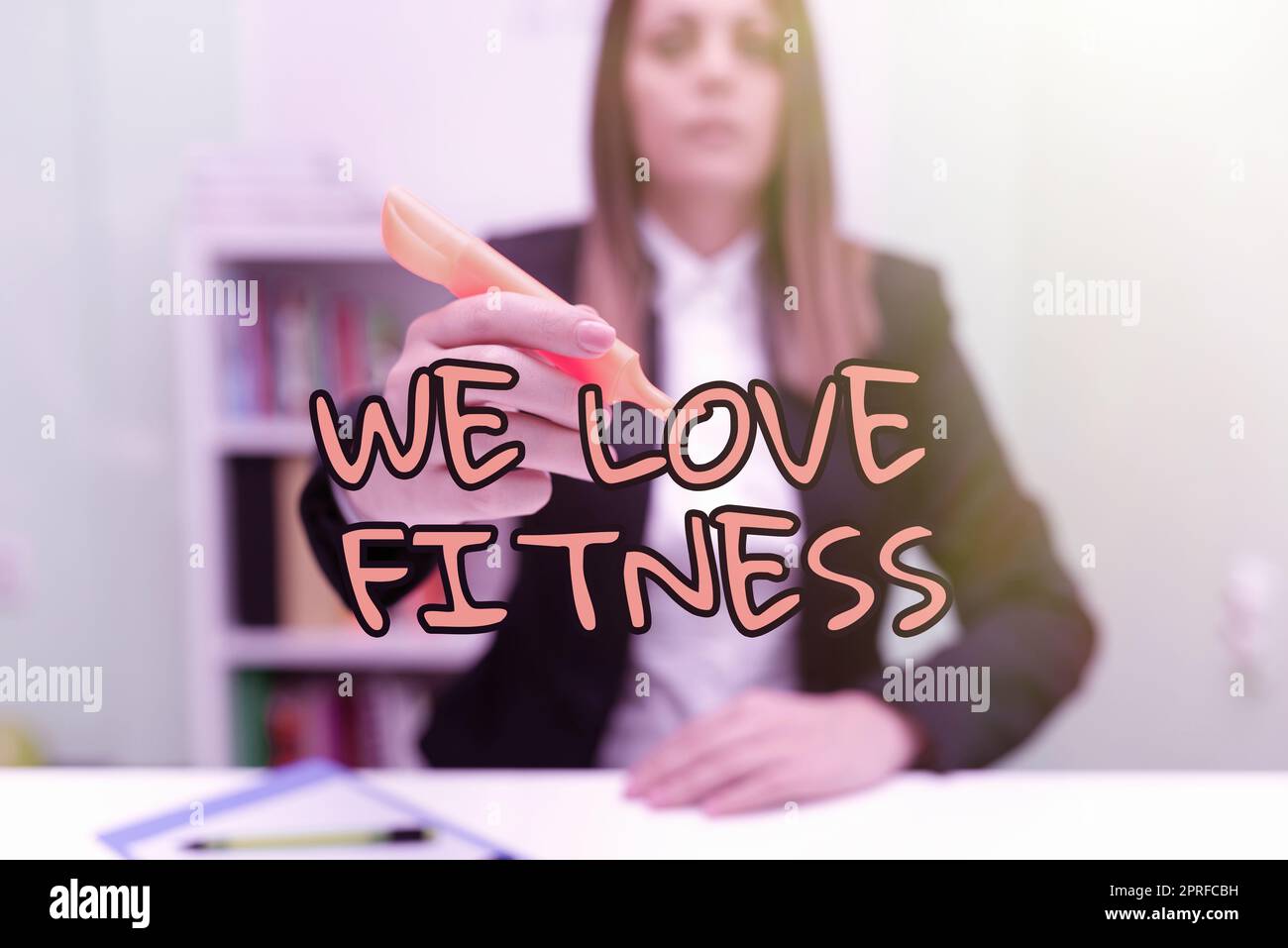 Schreiben mit Text We Love Fitness. Geschäftskonzept mit Zuneigung für Sport Übungen gute gesunde Ernährung Geschäftsmann im Anzug Hand offen halten symbolisiert erfolgreiche Teamarbeit. Stockfoto