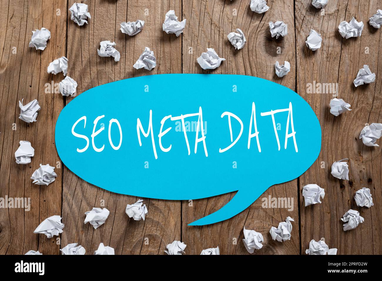 Textbeschriftung mit Seo-Metadaten. Konzeptfoto Suchmaschinenoptimierung Online-Marketing-Strategie farbenfrohe Büroklammern, die um die Sprechblase mit wichtigen Informationen angeordnet sind. Stockfoto