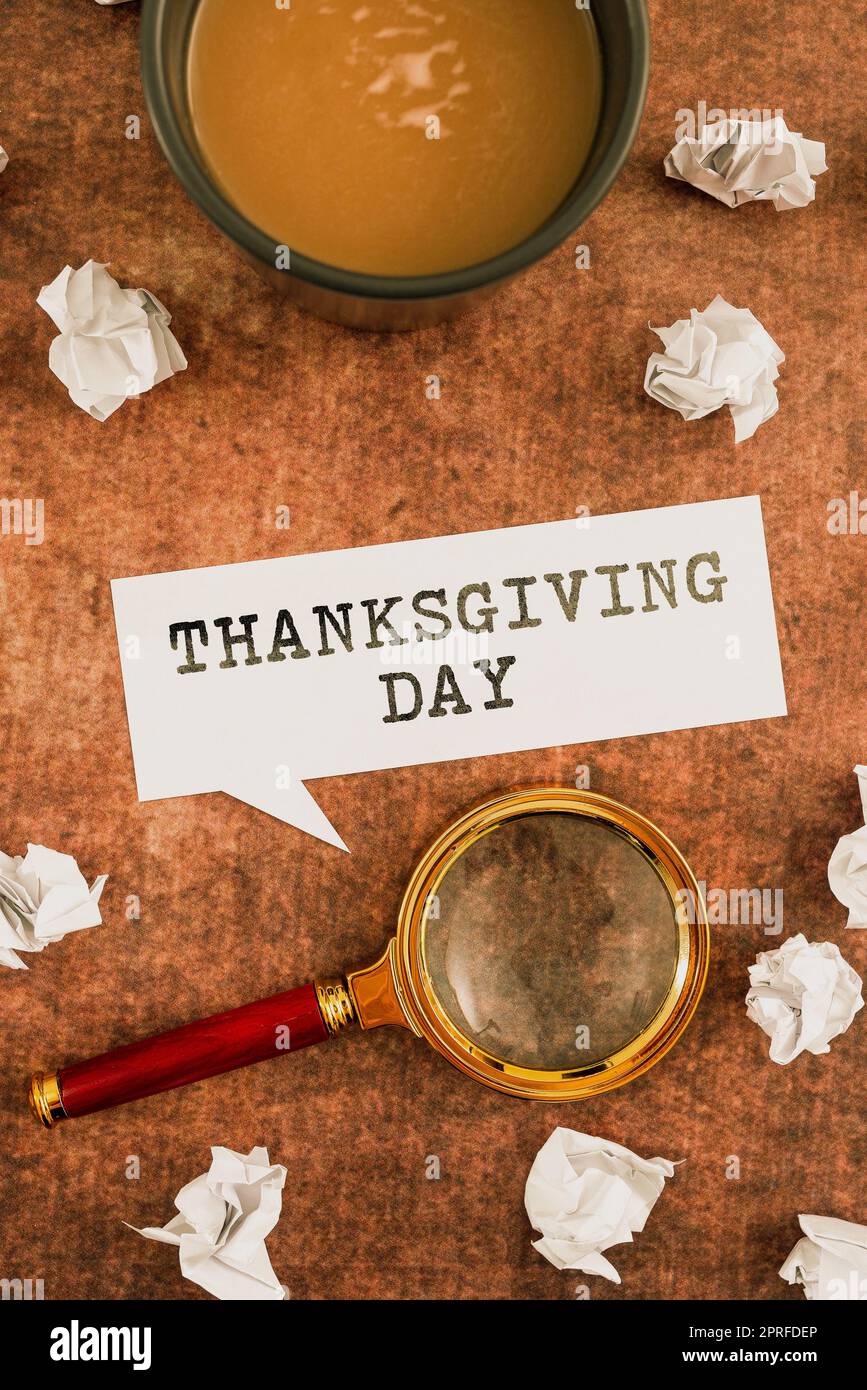 Handschriftliches Schild Thanksgiving Day. Konzeptionelles Foto zum Feiern der Dankbarkeit Dankbarkeit November Feiertagsnotizbuch mit wichtiger Nachricht auf dem Schreibtisch mit Bürobedarf. Stockfoto